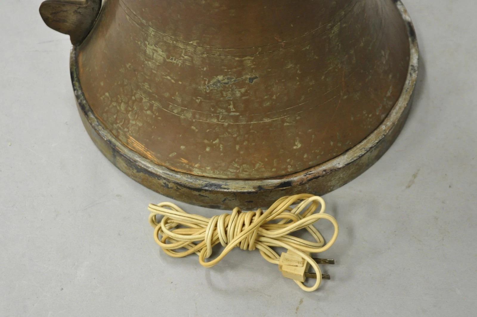 Antique Pichet en cuivre martelé avec anse Lampe de table Anglo Indien Marocain en vente 4