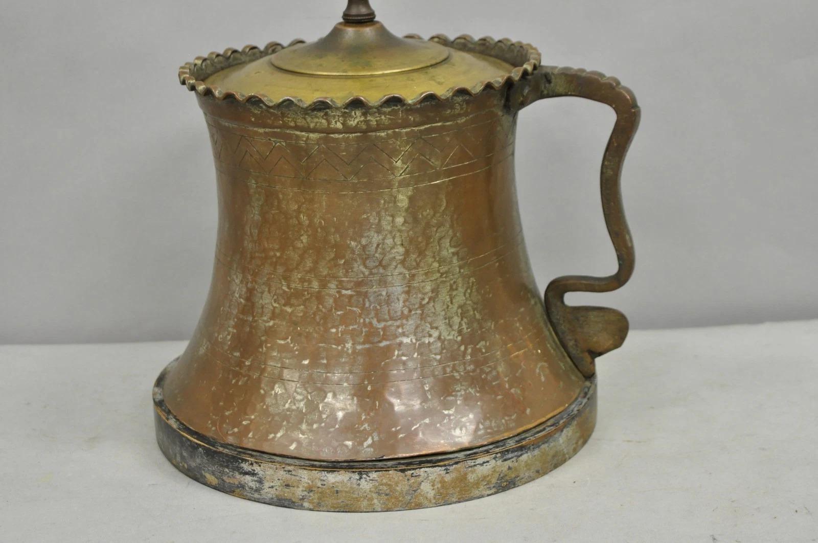 Autre Antique Pichet en cuivre martelé avec anse Lampe de table Anglo Indien Marocain en vente