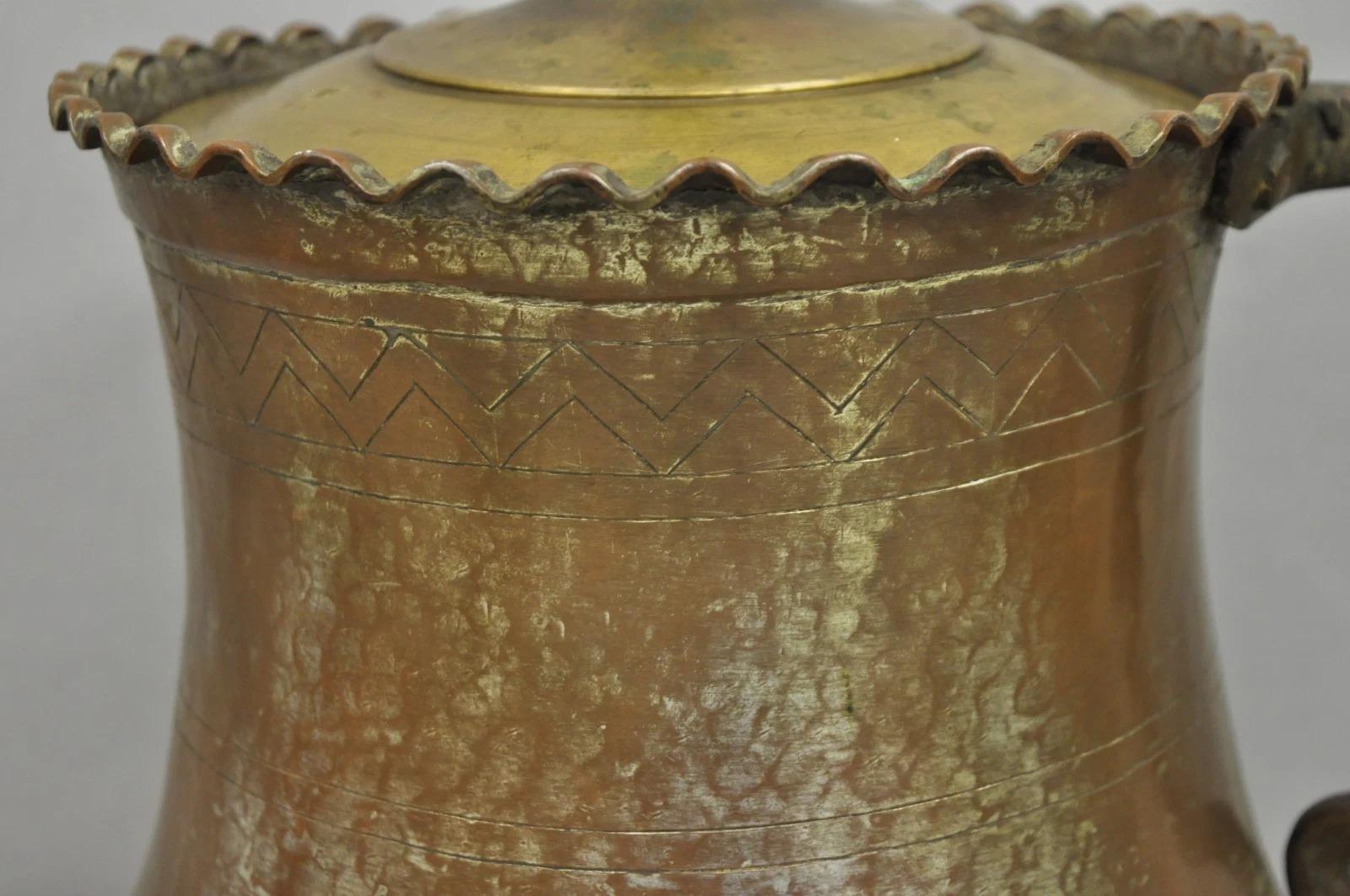 20ième siècle Antique Pichet en cuivre martelé avec anse Lampe de table Anglo Indien Marocain en vente