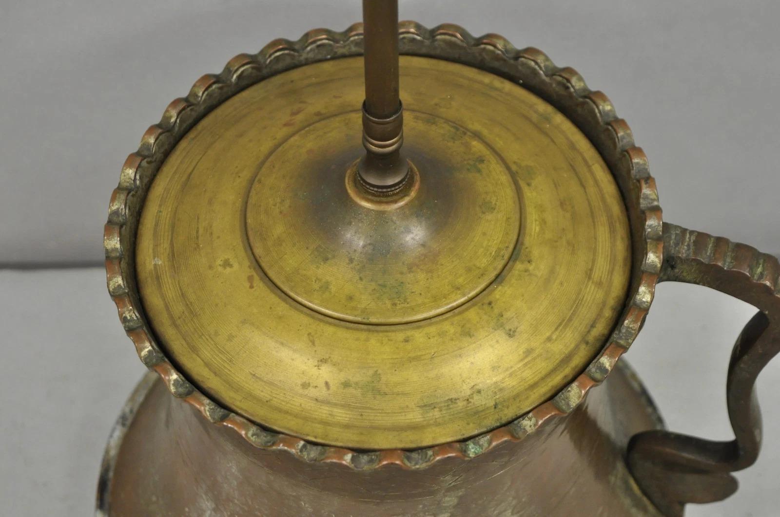 Cuivre Antique Pichet en cuivre martelé avec anse Lampe de table Anglo Indien Marocain en vente