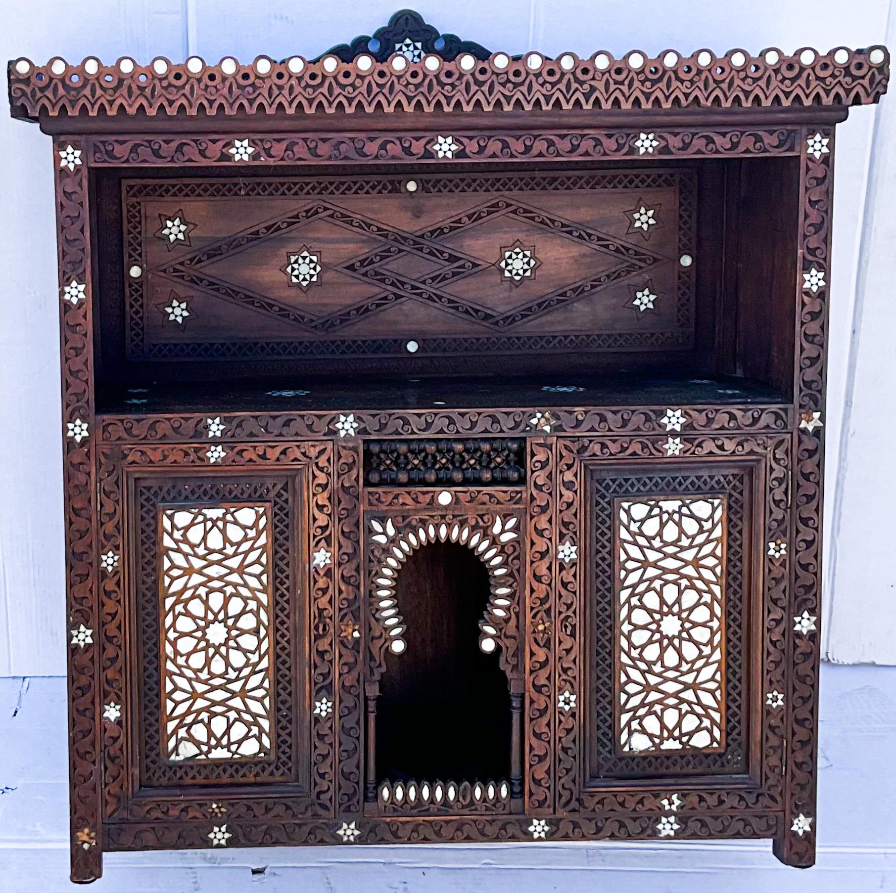 Anglo-indien Ancienne armoire anglo-indienne en nacre incrustée pour table murale ou table en vente