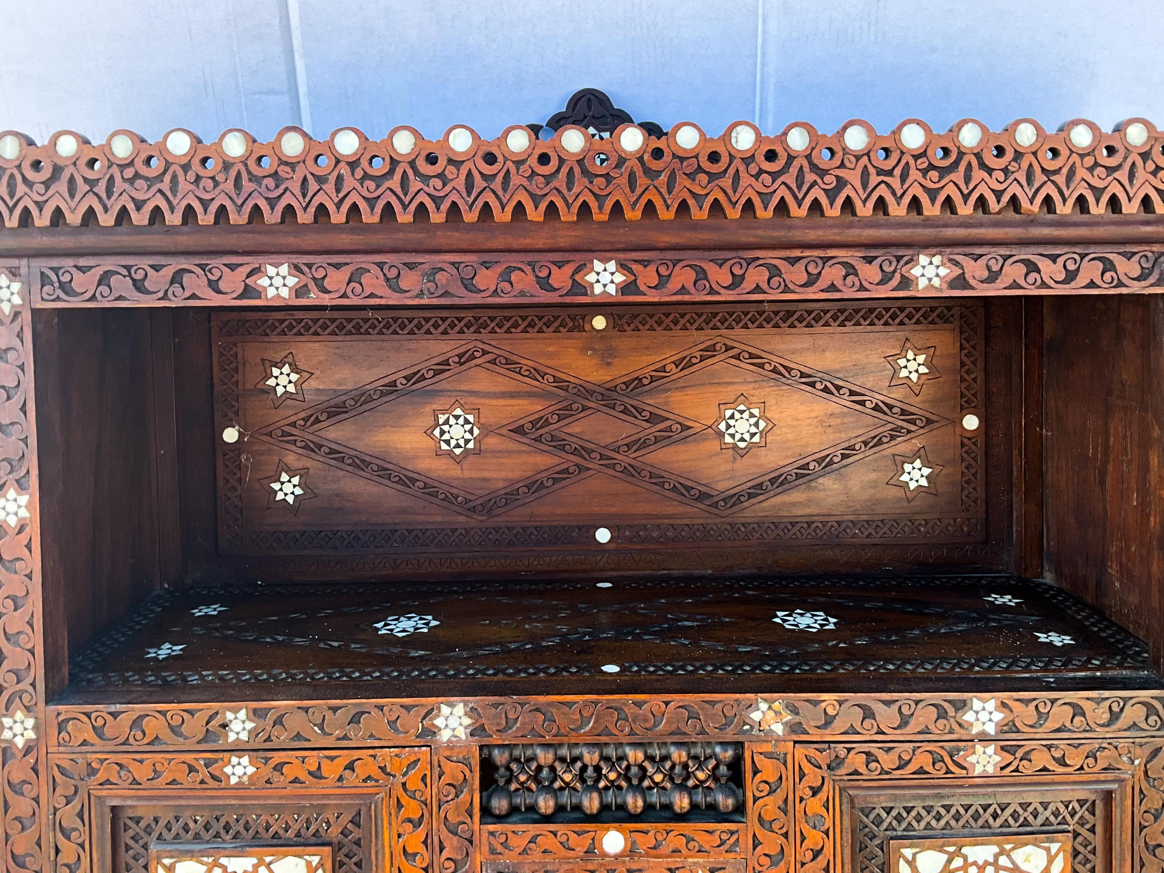 Inconnu Ancienne armoire anglo-indienne en nacre incrustée pour table murale ou table en vente
