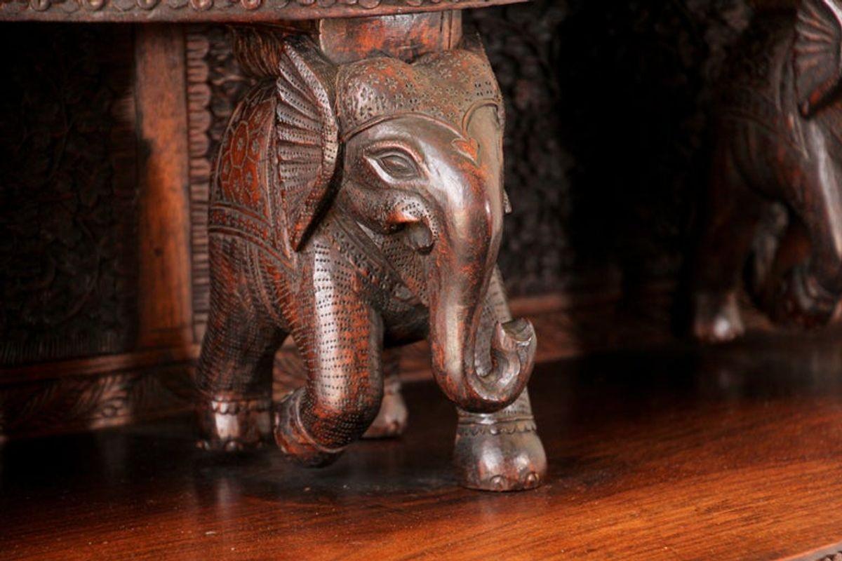 Sculpté à la main Enfilade ou meuble bar ancien anglo-indien moghol en vente
