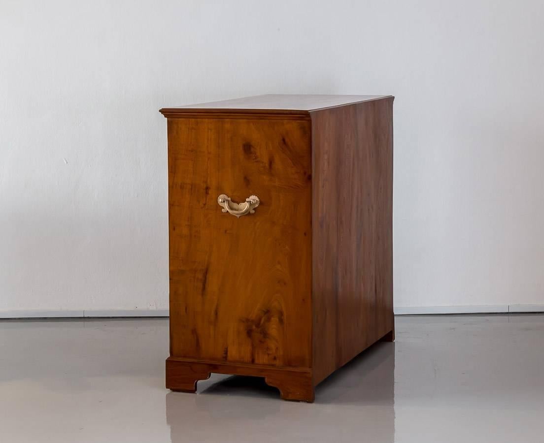 Antique Anglo-Indian or British Colonial Teakwood Chest of Drawers In Good Condition For Sale In Singapore, SG