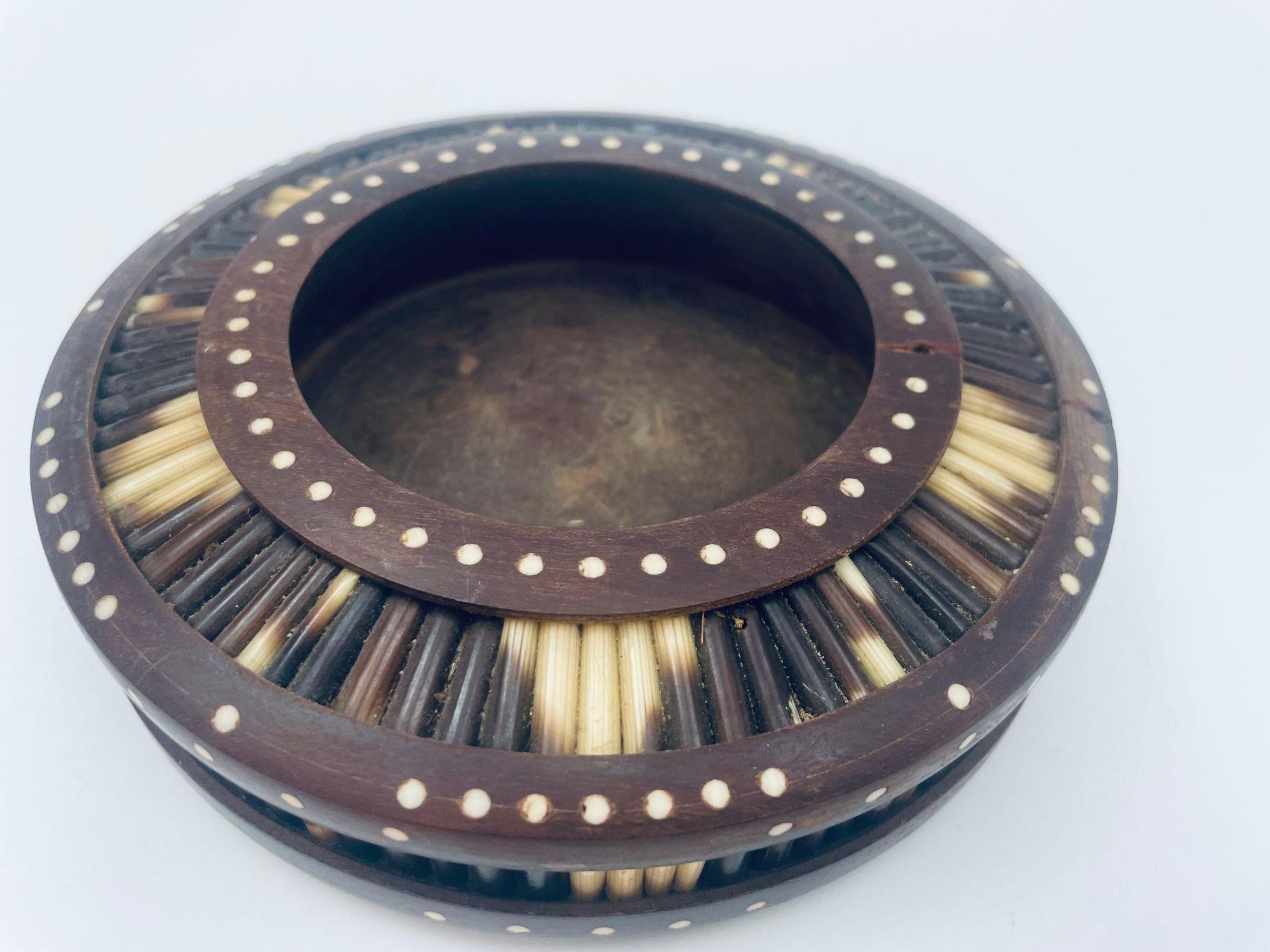 Anglo-Indian Wood and Porcupine Quill Inlaid Vide-Poche.
Anglo Indian Ebony Wood and Porcupine quill Inlaid Vide-Poche.
A fine circular Anglo-Indian vide-poche, catchall or trinket dish, exquisitely handcrafted from carved wood with bone and