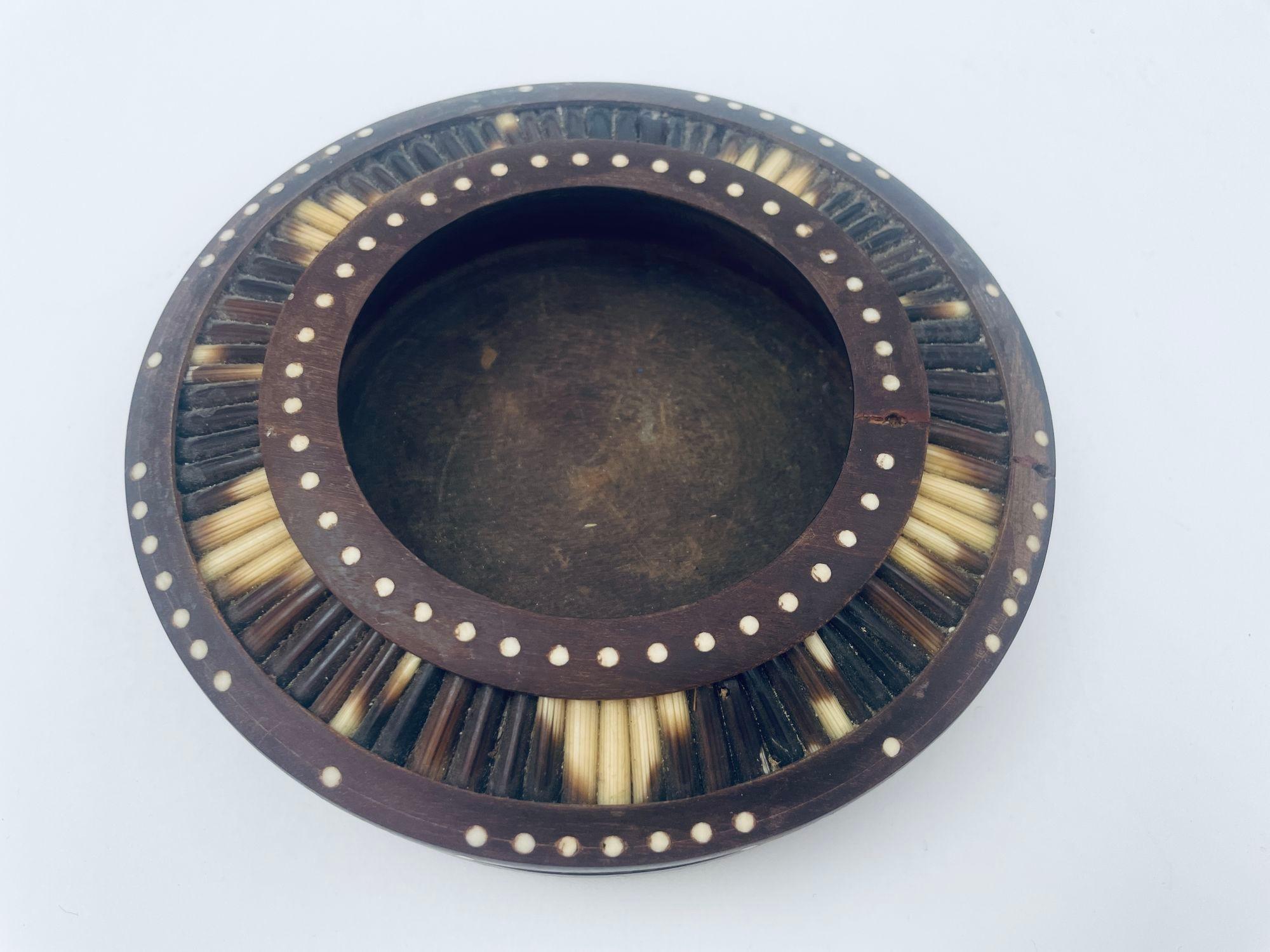 Anglo-Indian Antique Anglo Indian Porcupine Quill Inlaid Vide-Poche 1900s For Sale