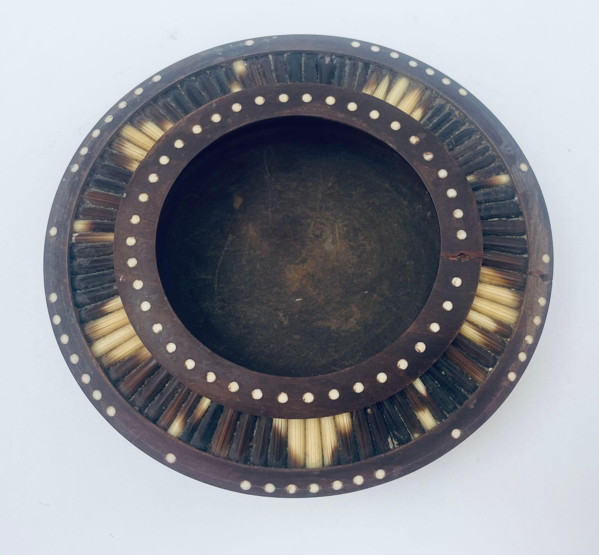 Hand-Crafted Antique Anglo Indian Porcupine Quill Inlaid Vide-Poche 1900s For Sale