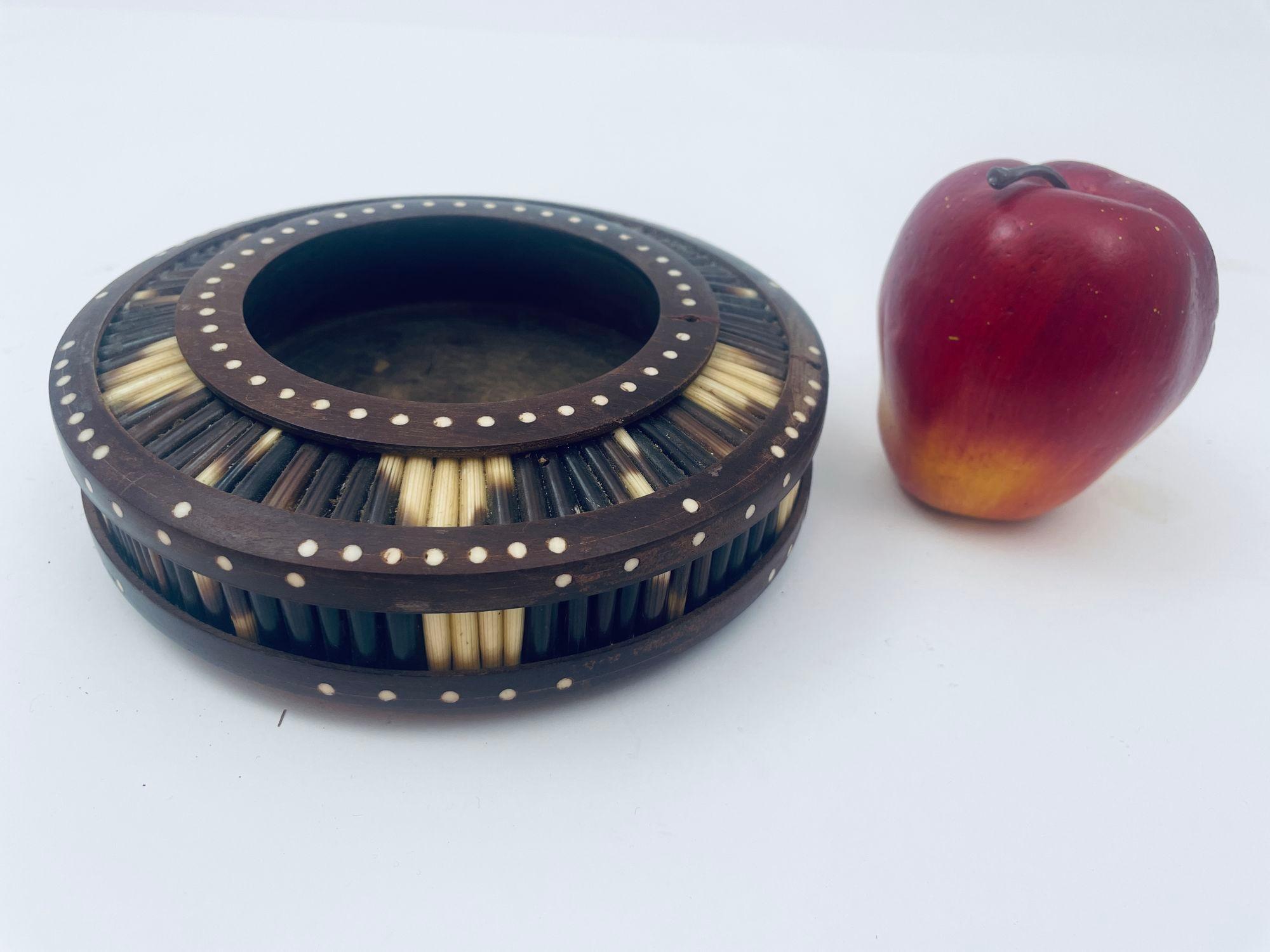 Antique Anglo Indian Porcupine Quill Inlaid Vide-Poche 1900s For Sale 1