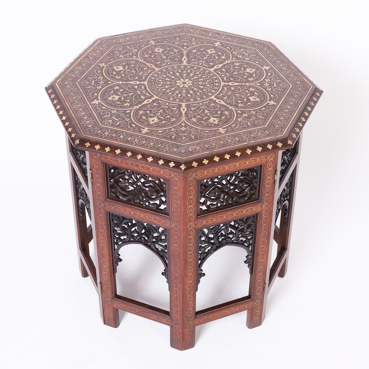 Anglo-indien Ancienne table anglo-indienne en bois de rose et laiton incrusté en vente