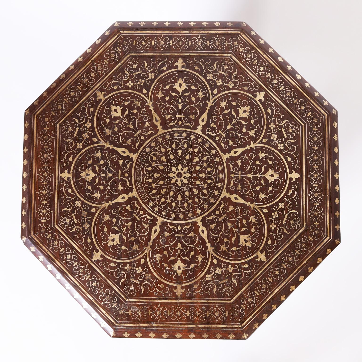 Antiker anglo-indischer Tisch aus Palisanderholz und Messing mit Intarsien (Indisch) im Angebot