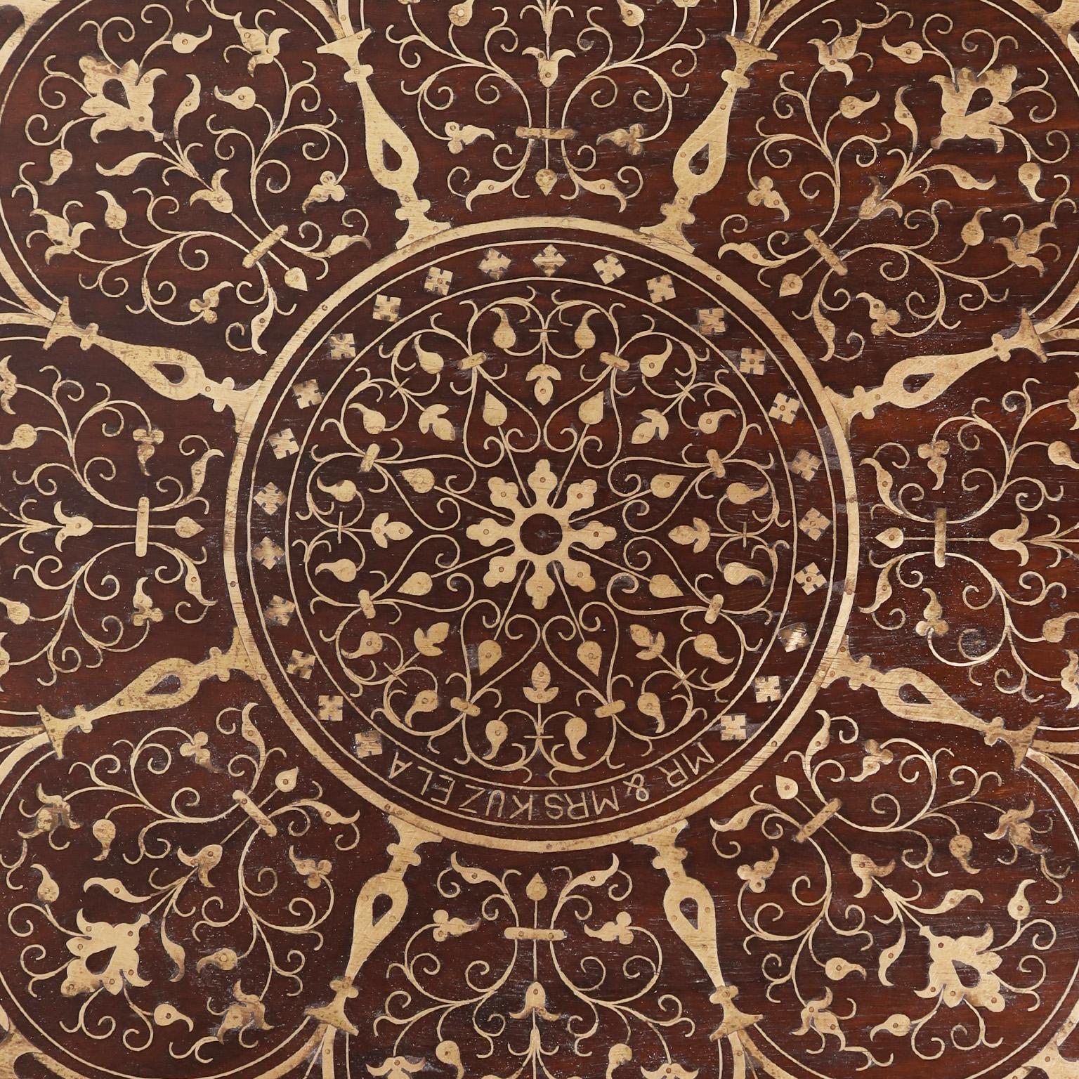 Antiker anglo-indischer Tisch aus Palisanderholz und Messing mit Intarsien (Handgefertigt) im Angebot