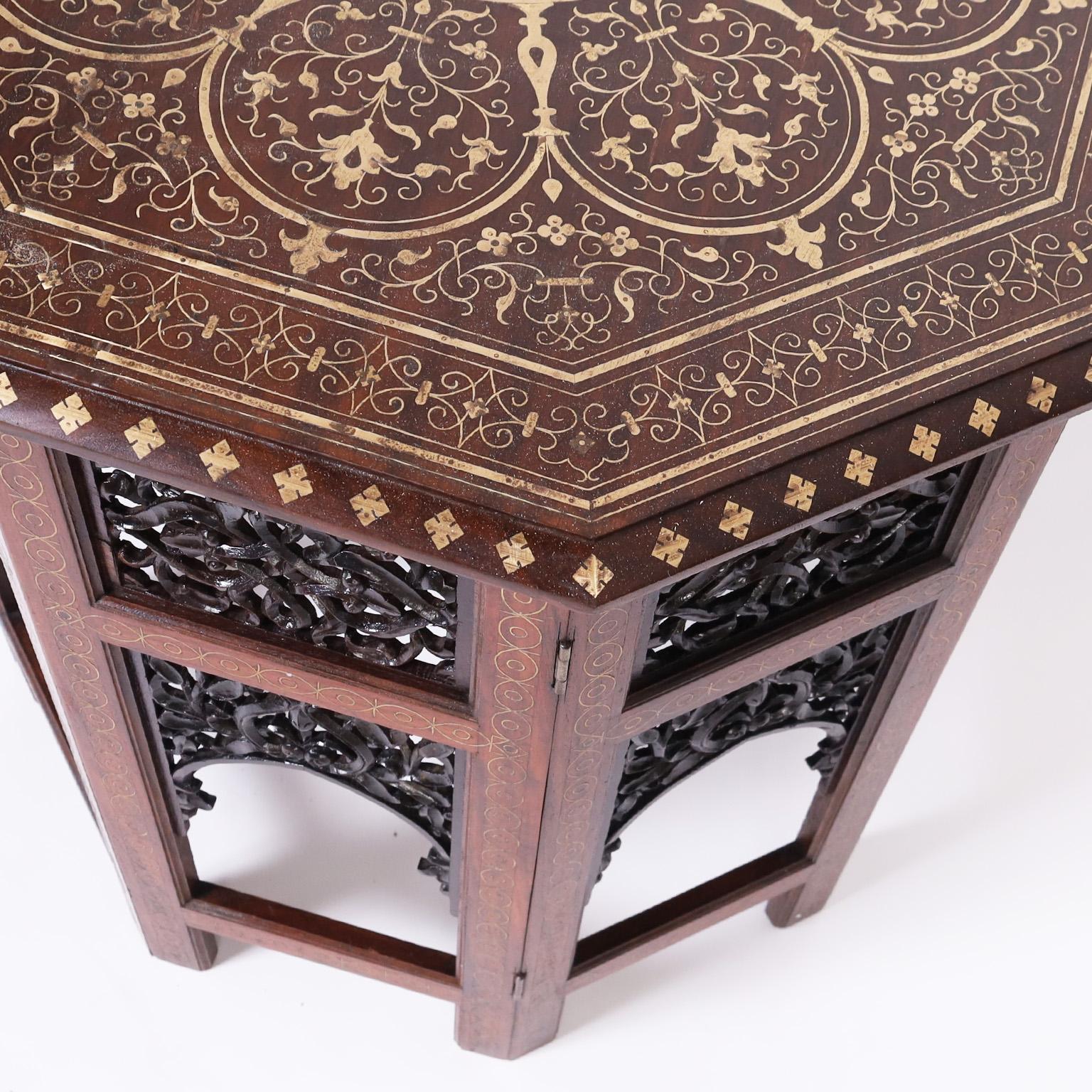 Antiker anglo-indischer Tisch aus Palisanderholz und Messing mit Intarsien im Zustand „Gut“ im Angebot in Palm Beach, FL
