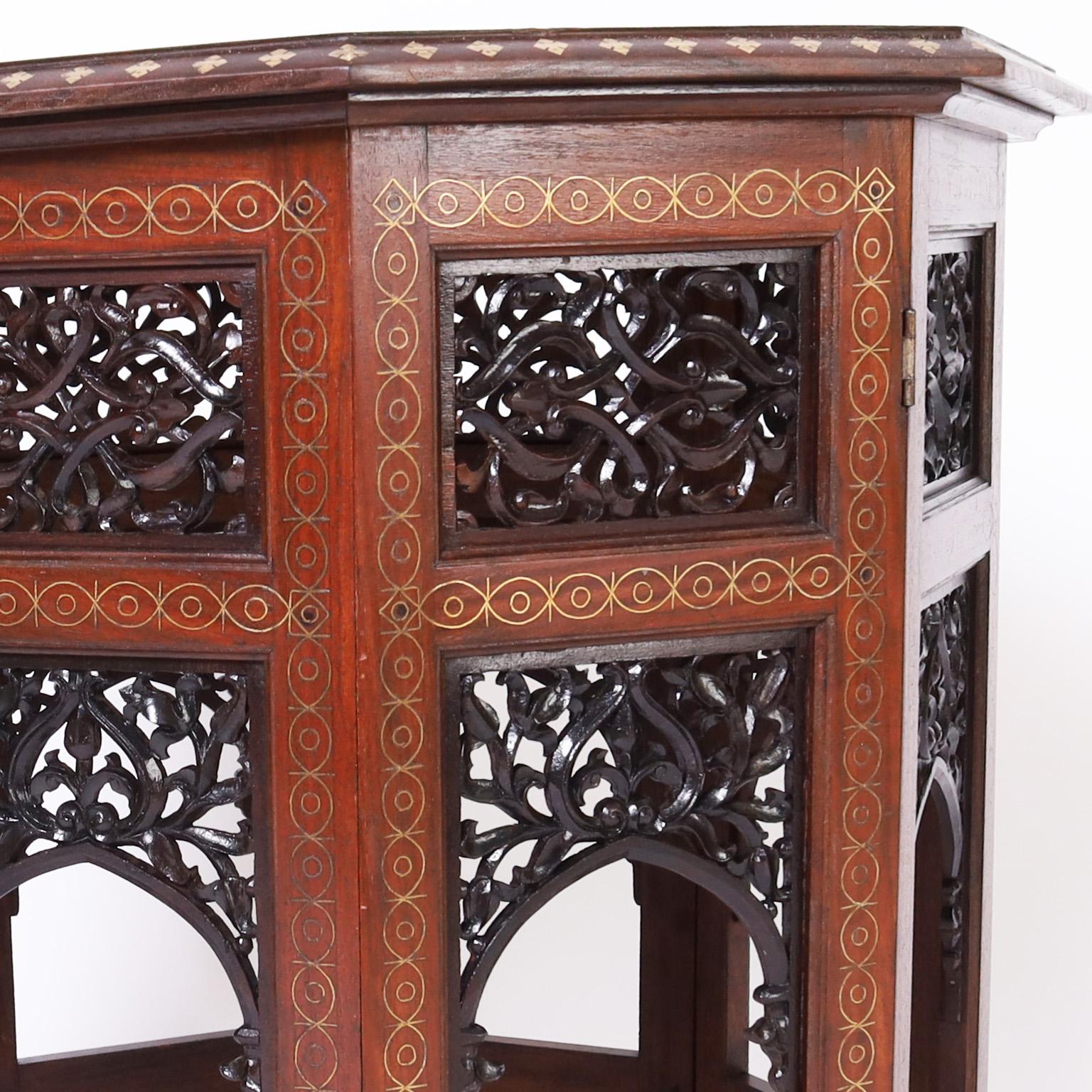 Antiker anglo-indischer Tisch aus Palisanderholz und Messing mit Intarsien (20. Jahrhundert) im Angebot