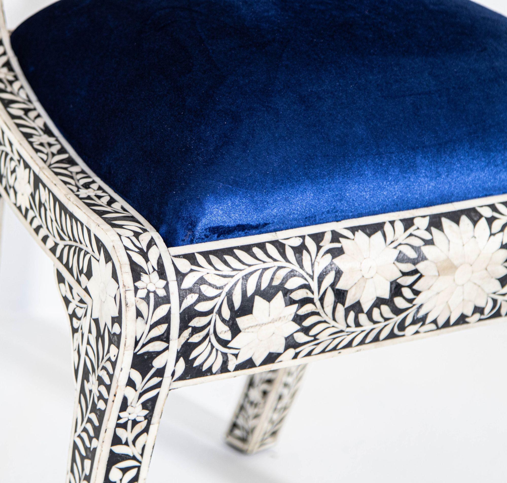 Ancienne chaise d'appoint anglo-indienne avec assise bleu roi incrustée d'os de tête de bélier en vente 4