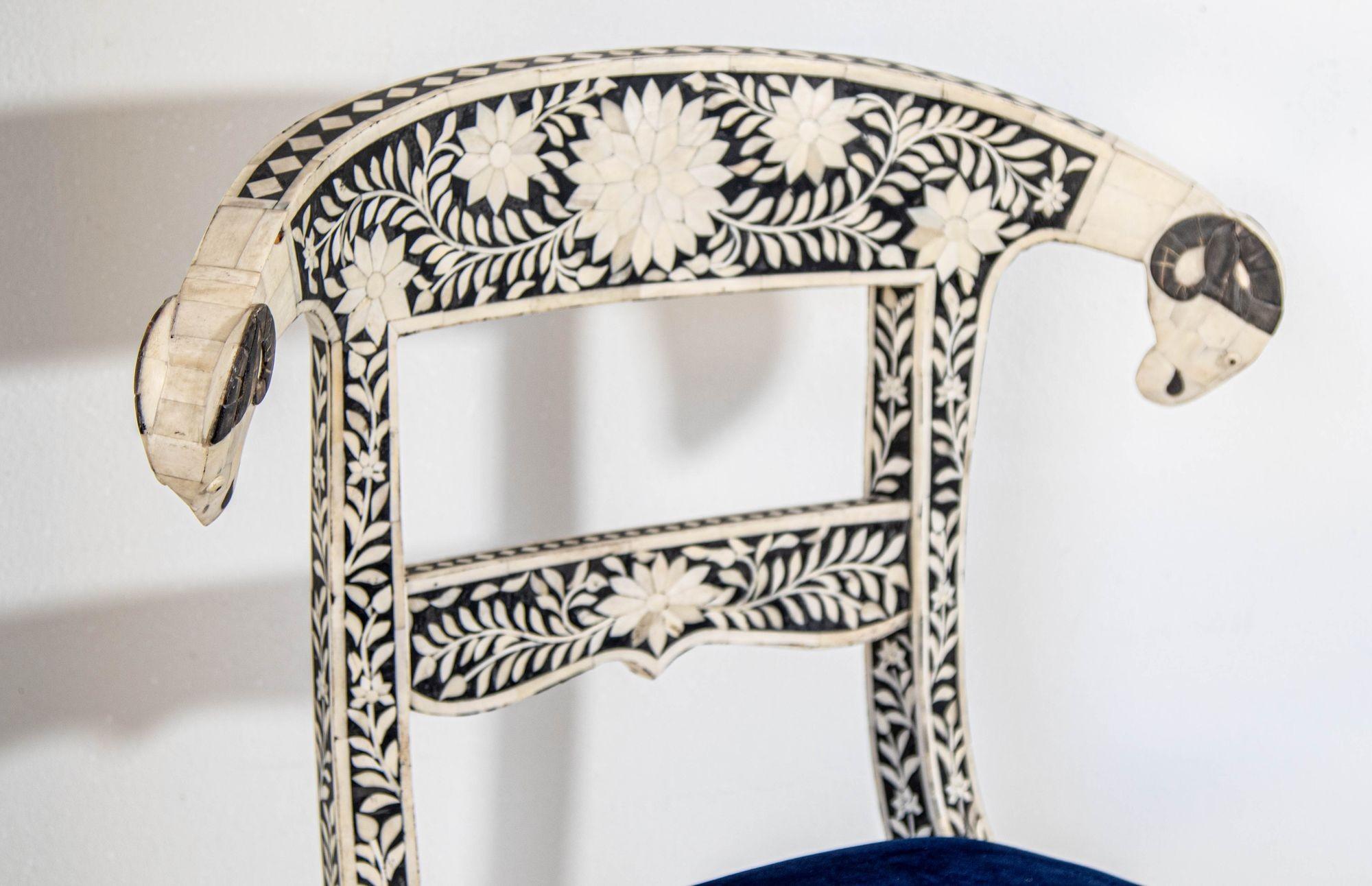 Ancienne chaise d'appoint anglo-indienne avec assise bleu roi incrustée d'os de tête de bélier en vente 5