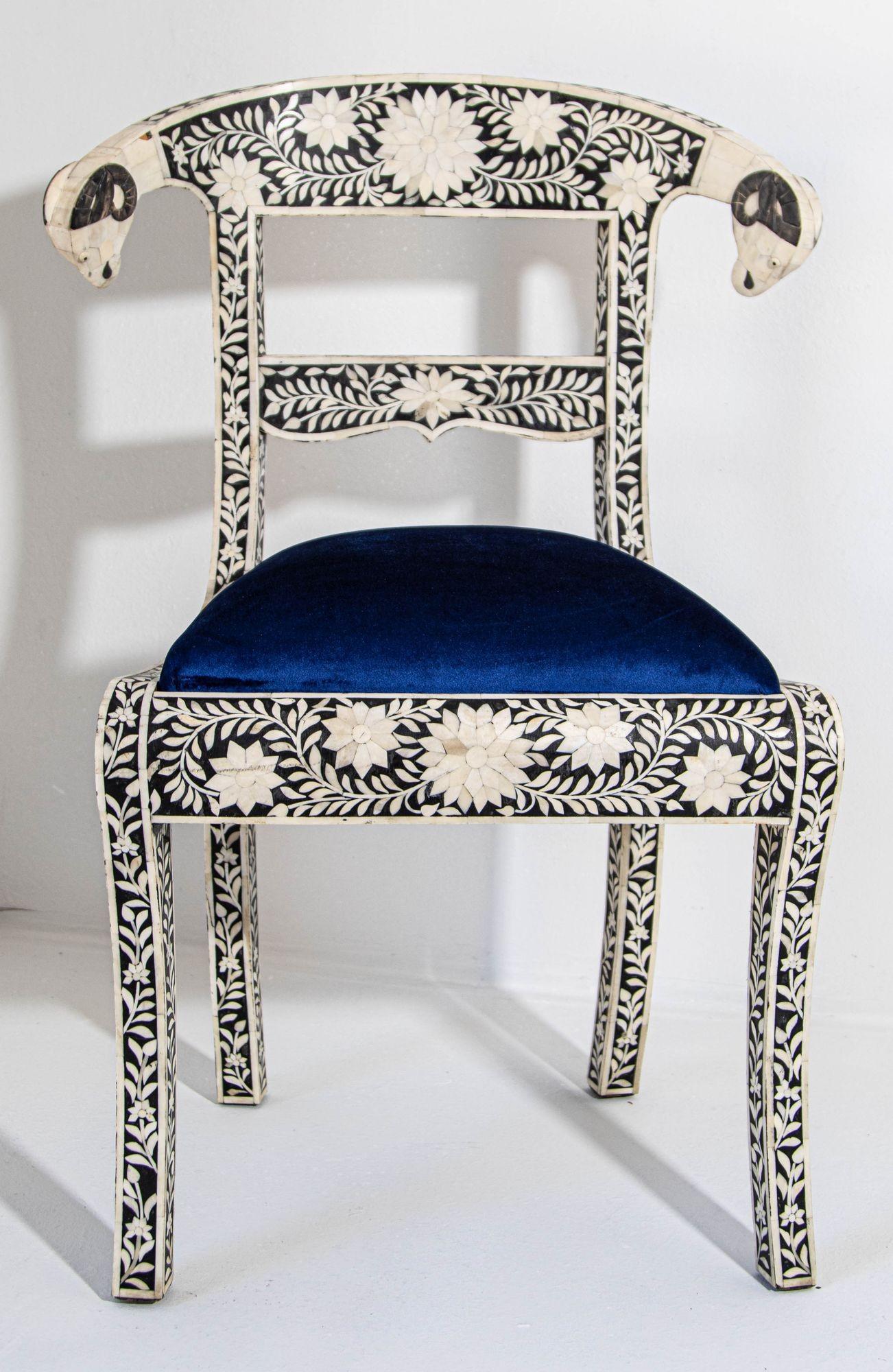 Ancienne chaise d'appoint anglo-indienne avec assise bleu roi incrustée d'os de tête de bélier en vente 6