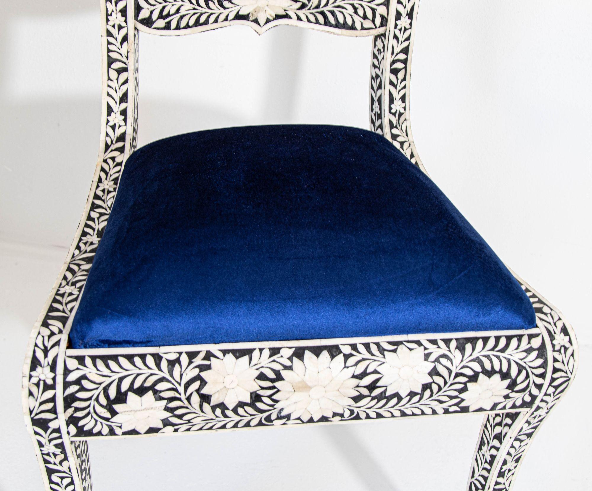 Os Ancienne chaise d'appoint anglo-indienne avec assise bleu roi incrustée d'os de tête de bélier en vente