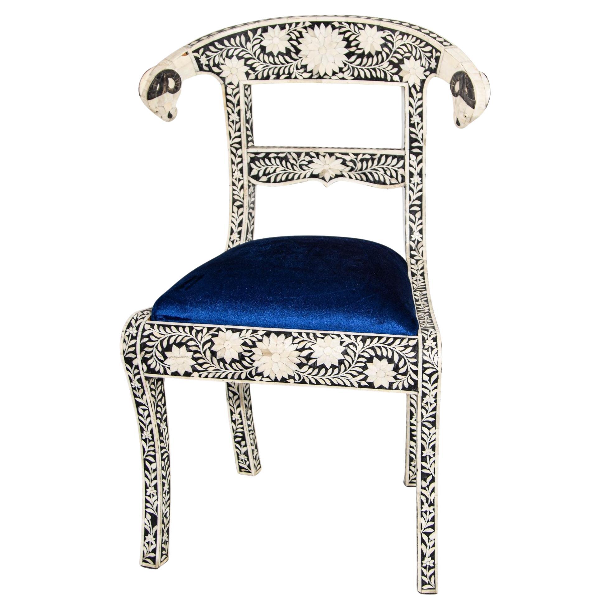 Antiker anglo-indischer Beistellstuhl mit Widderkopf-Intarsien aus Knochen, königsblau
