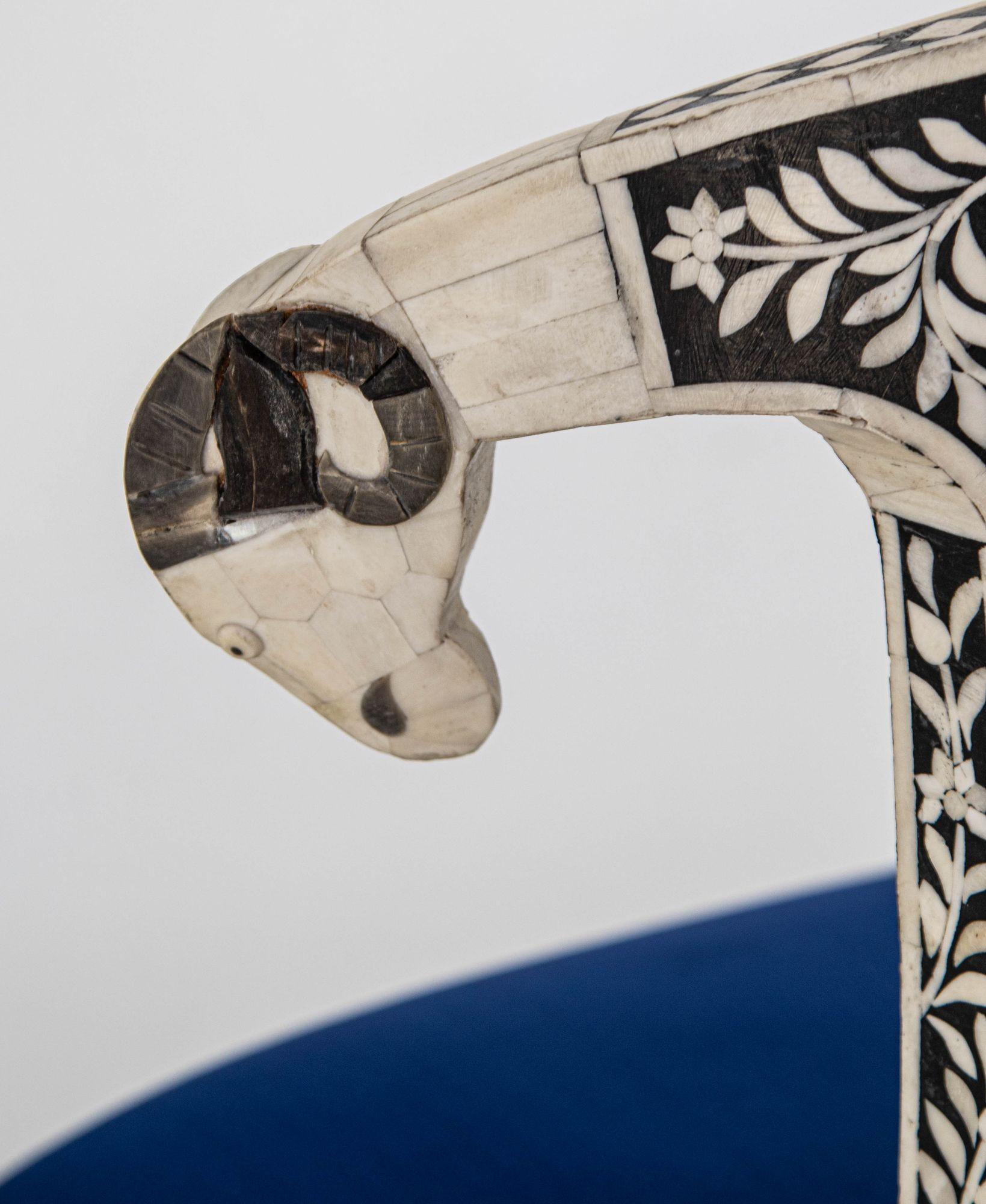 Antike anglo-indische Beistellstühle mit Widderkopf-Knochenintarsien, königsblau, Paar im Angebot 6