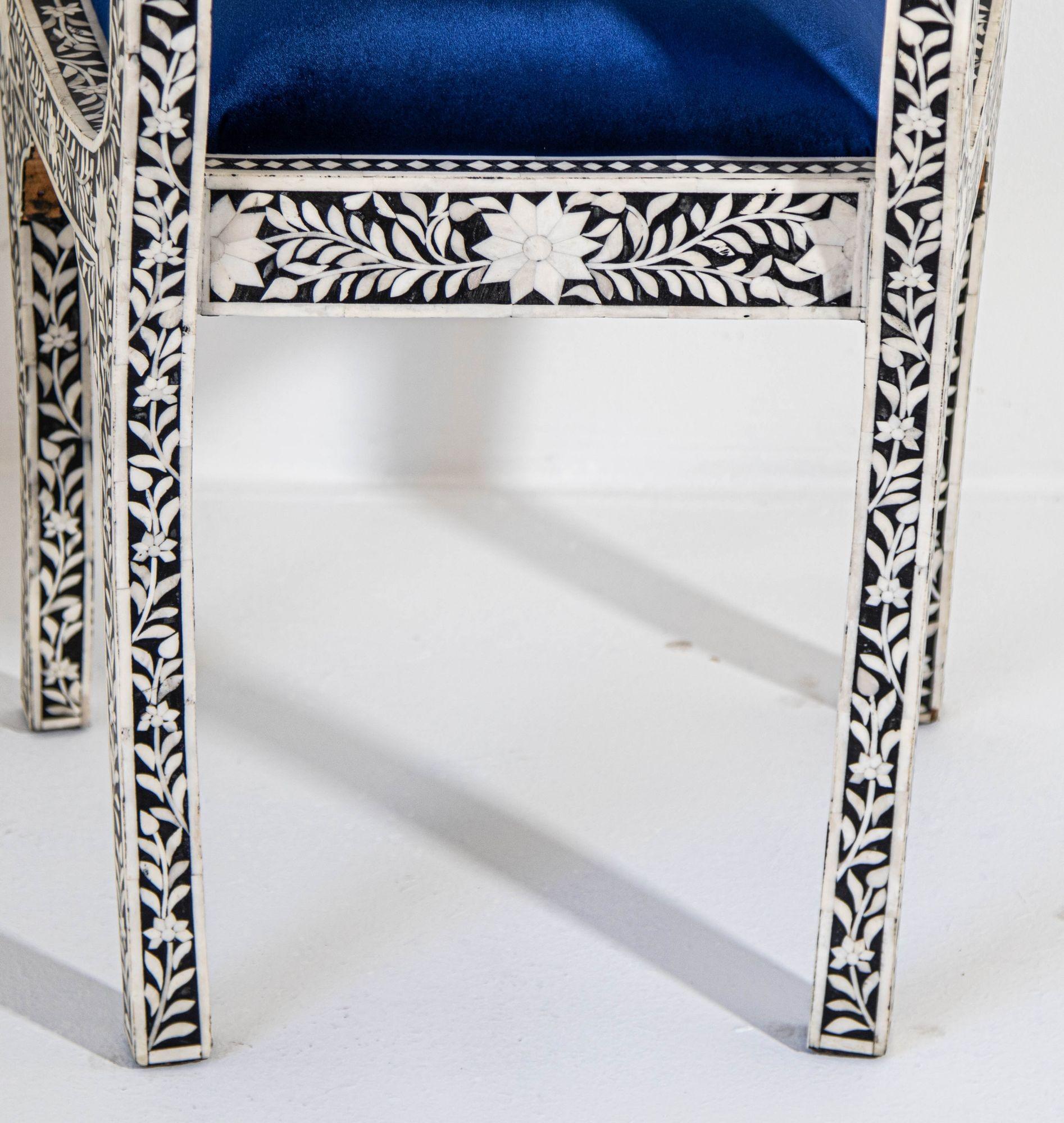 Paire de chaises d'appoint anglo-indiennes anciennes avec incrustation d'os en forme de tête de bélier bleu royal en vente 6