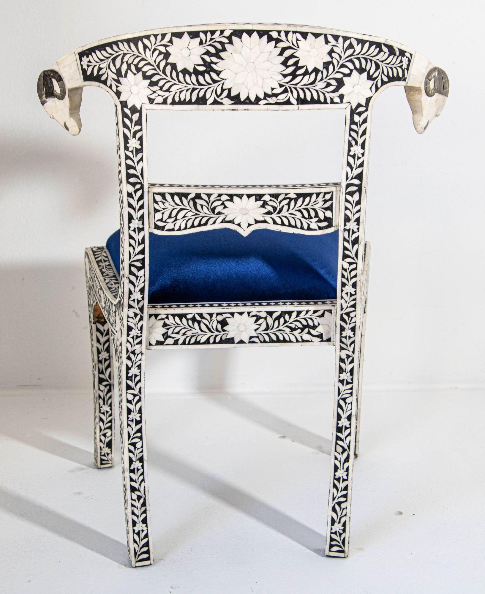 Paire de chaises d'appoint anglo-indiennes anciennes avec incrustation d'os en forme de tête de bélier bleu royal en vente 7