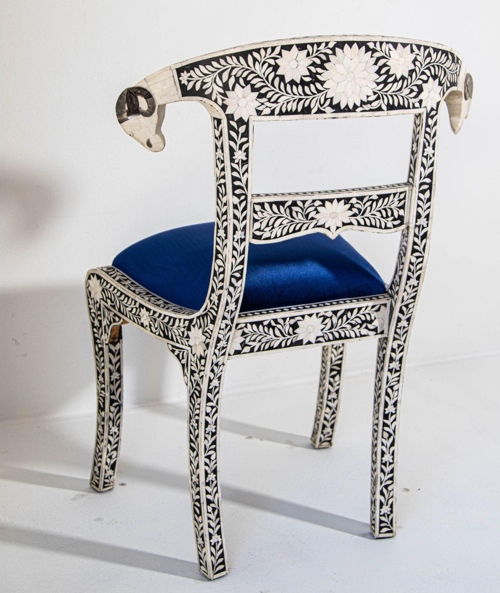 Paire de chaises d'appoint anglo-indiennes anciennes avec incrustation d'os en forme de tête de bélier bleu royal en vente 8