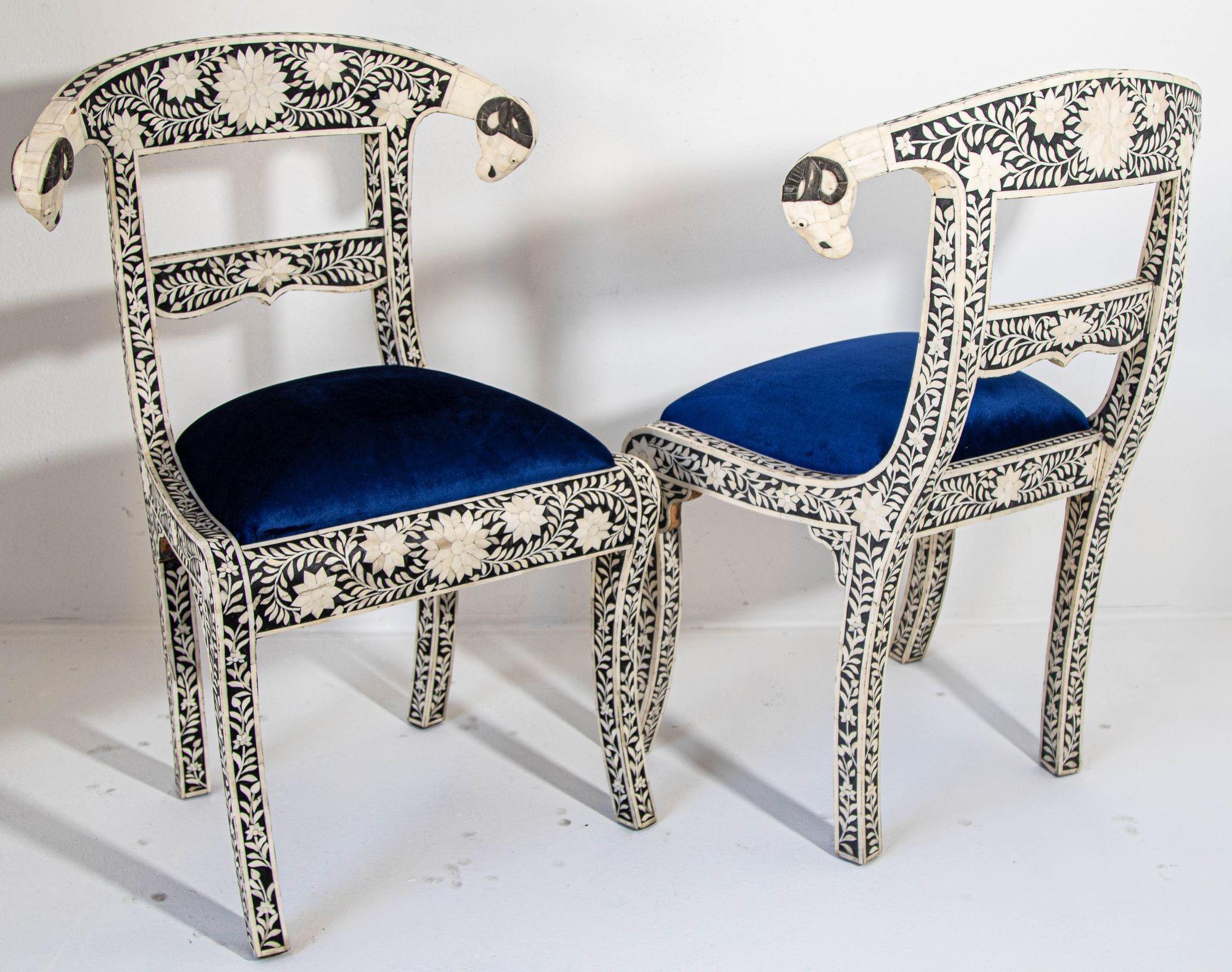 Paar antike anglo-indische Beistellstühle mit Widderkopf-Knochenintarsie und königsblauem Sitz.
Anglo-indischer schwarz-weißer Mitgiftstuhl mit Widderkopf.
Dieser atemberaubende Stuhl verfügt über einen Holzrahmen mit Intarsien aus komplizierten und