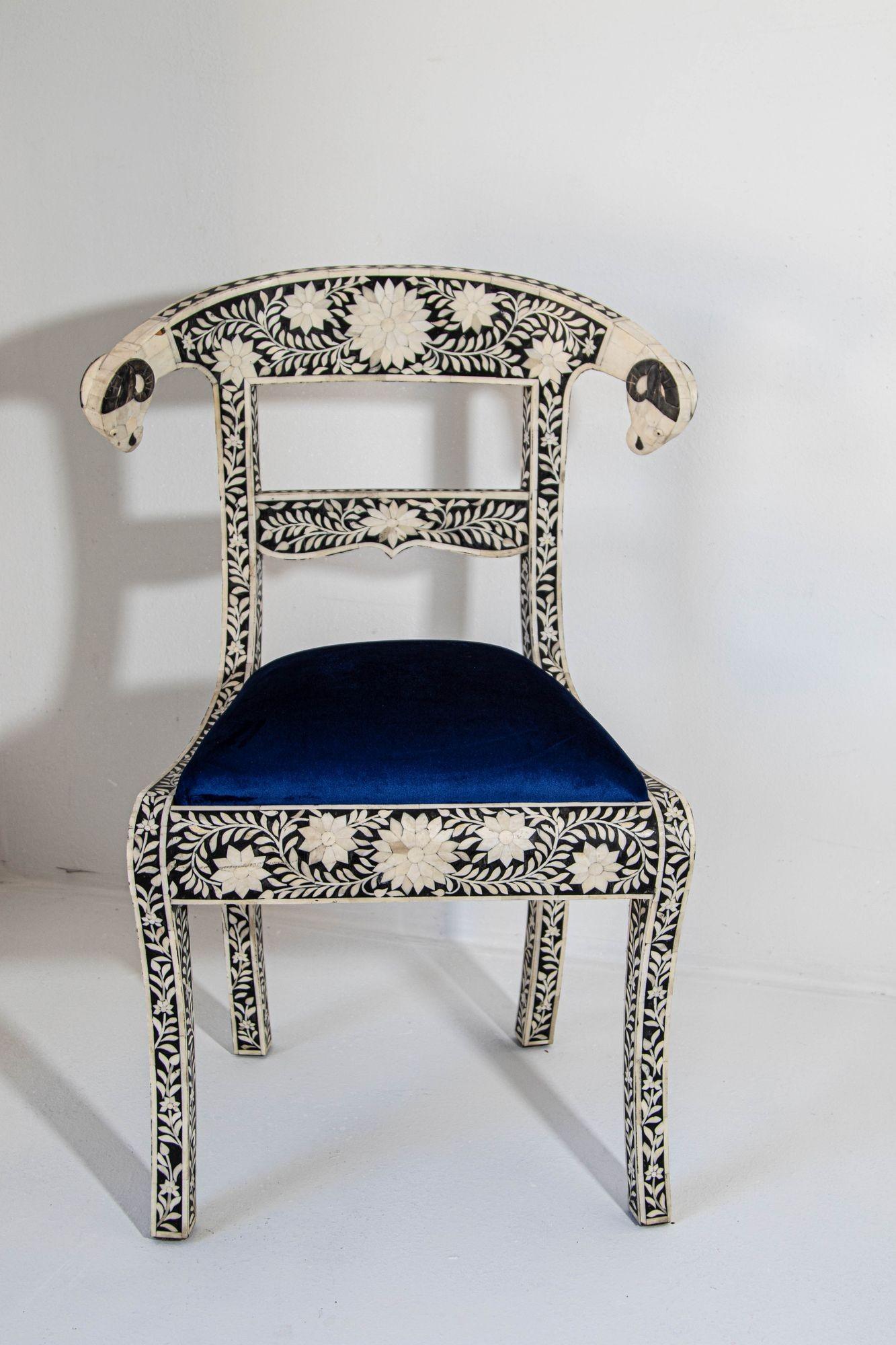 Sculpté à la main Paire de chaises d'appoint anglo-indiennes anciennes avec incrustation d'os en forme de tête de bélier bleu royal en vente