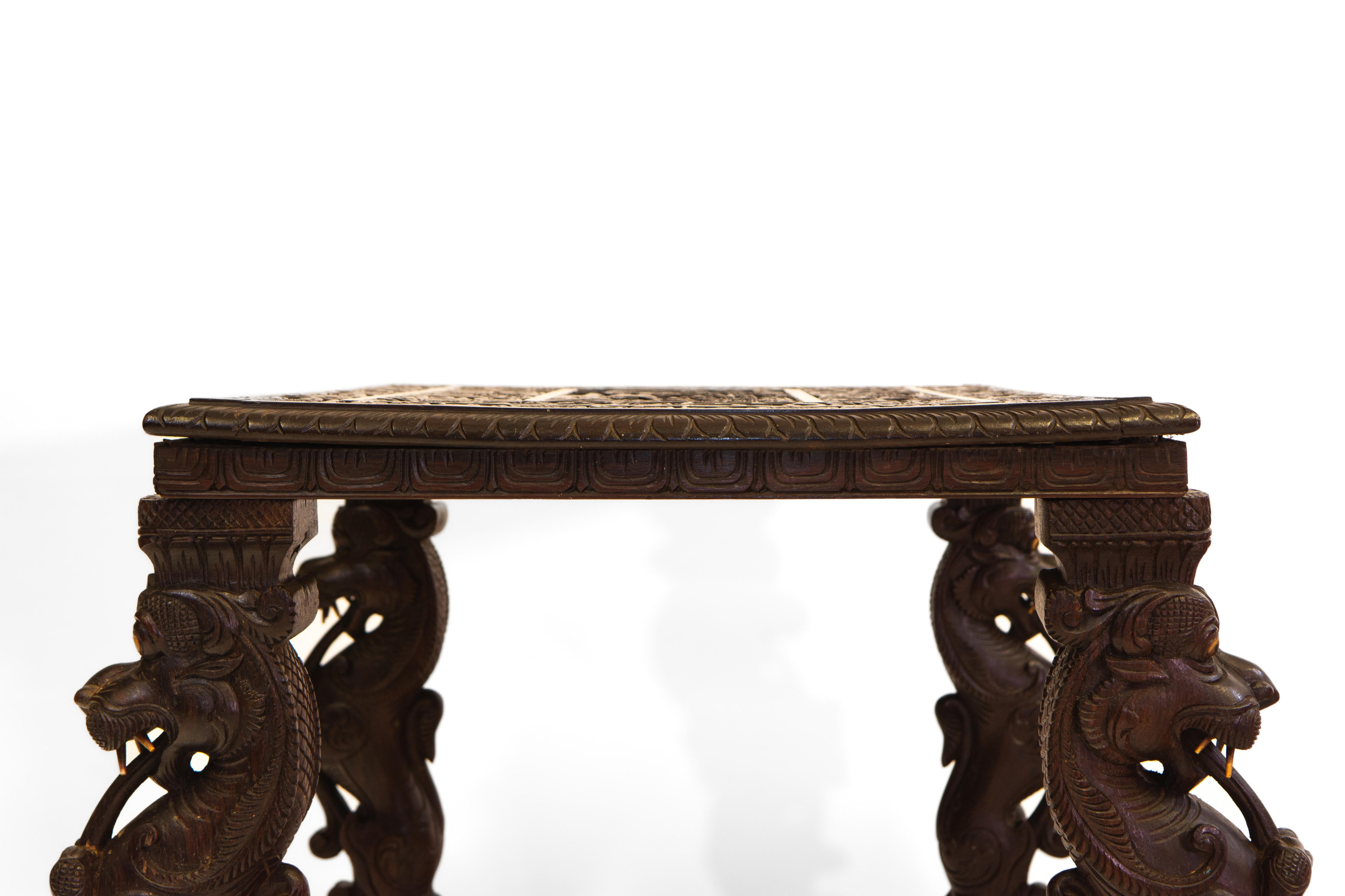 Ancienne table d'appoint indienne anglo-indienne sculptée avec lions mythiques et Vishnu Deco en vente 2