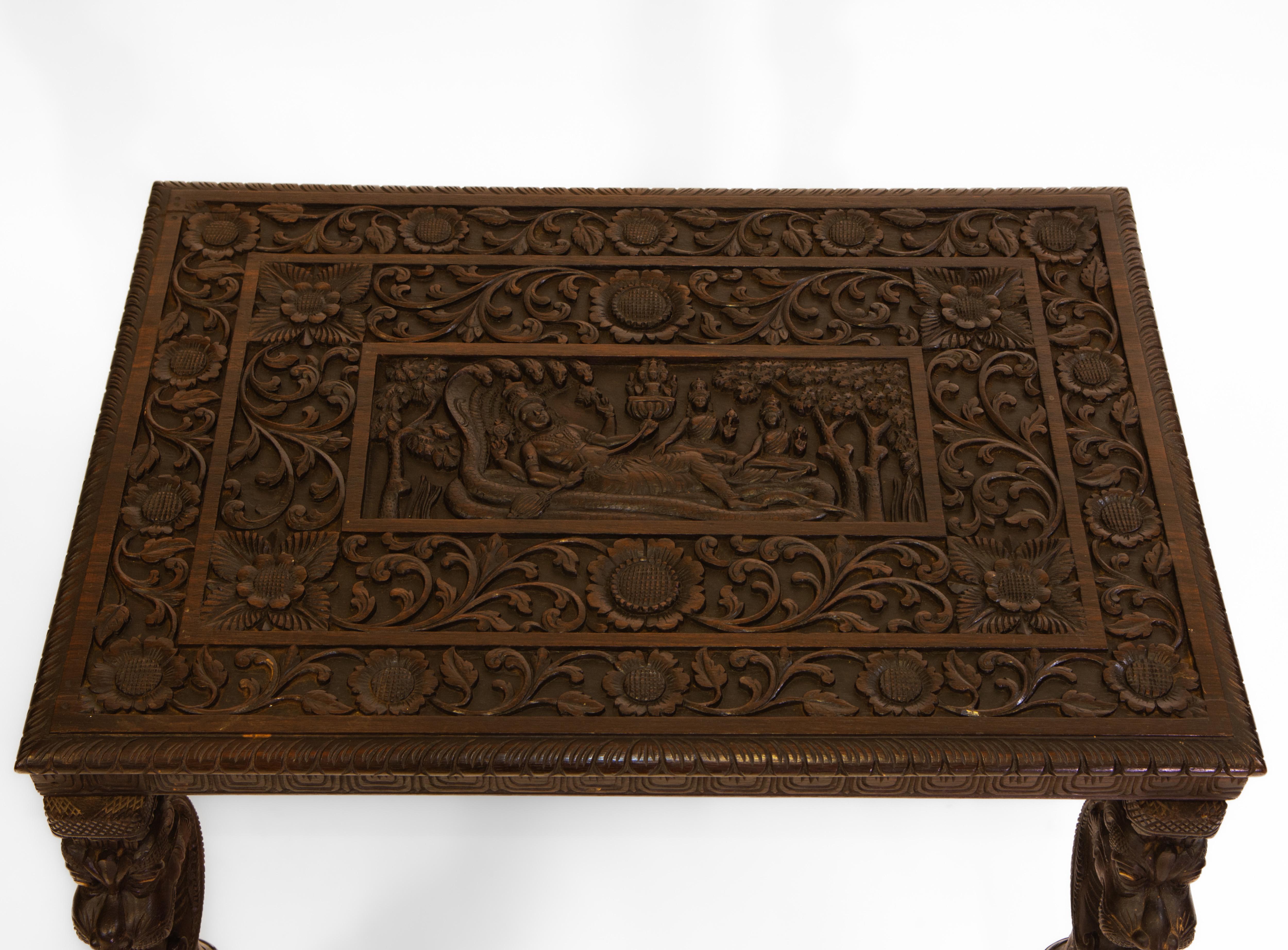 Sculpté à la main Ancienne table d'appoint indienne anglo-indienne sculptée avec lions mythiques et Vishnu Deco en vente