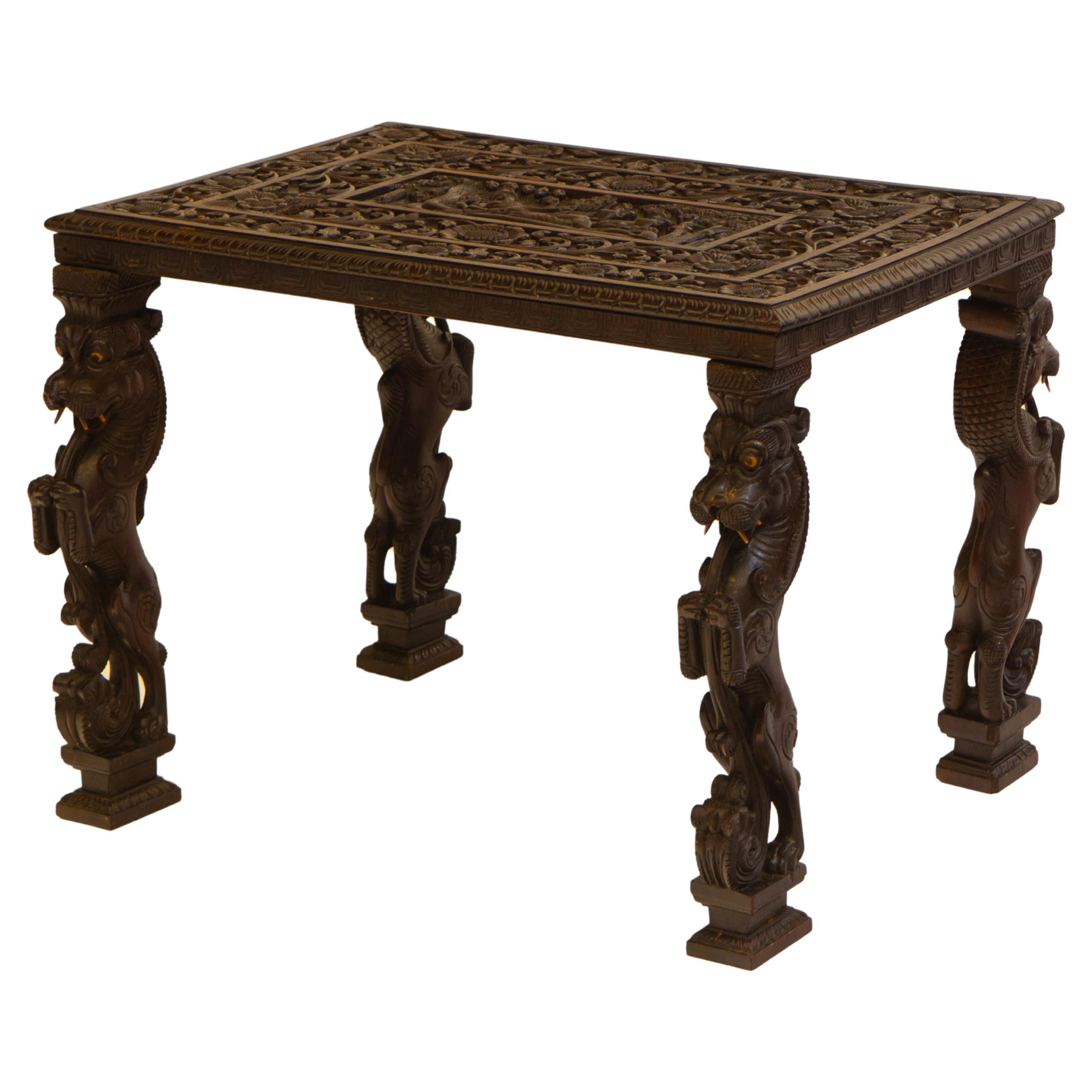 Ancienne table d'appoint indienne anglo-indienne sculptée avec lions mythiques et Vishnu Deco en vente