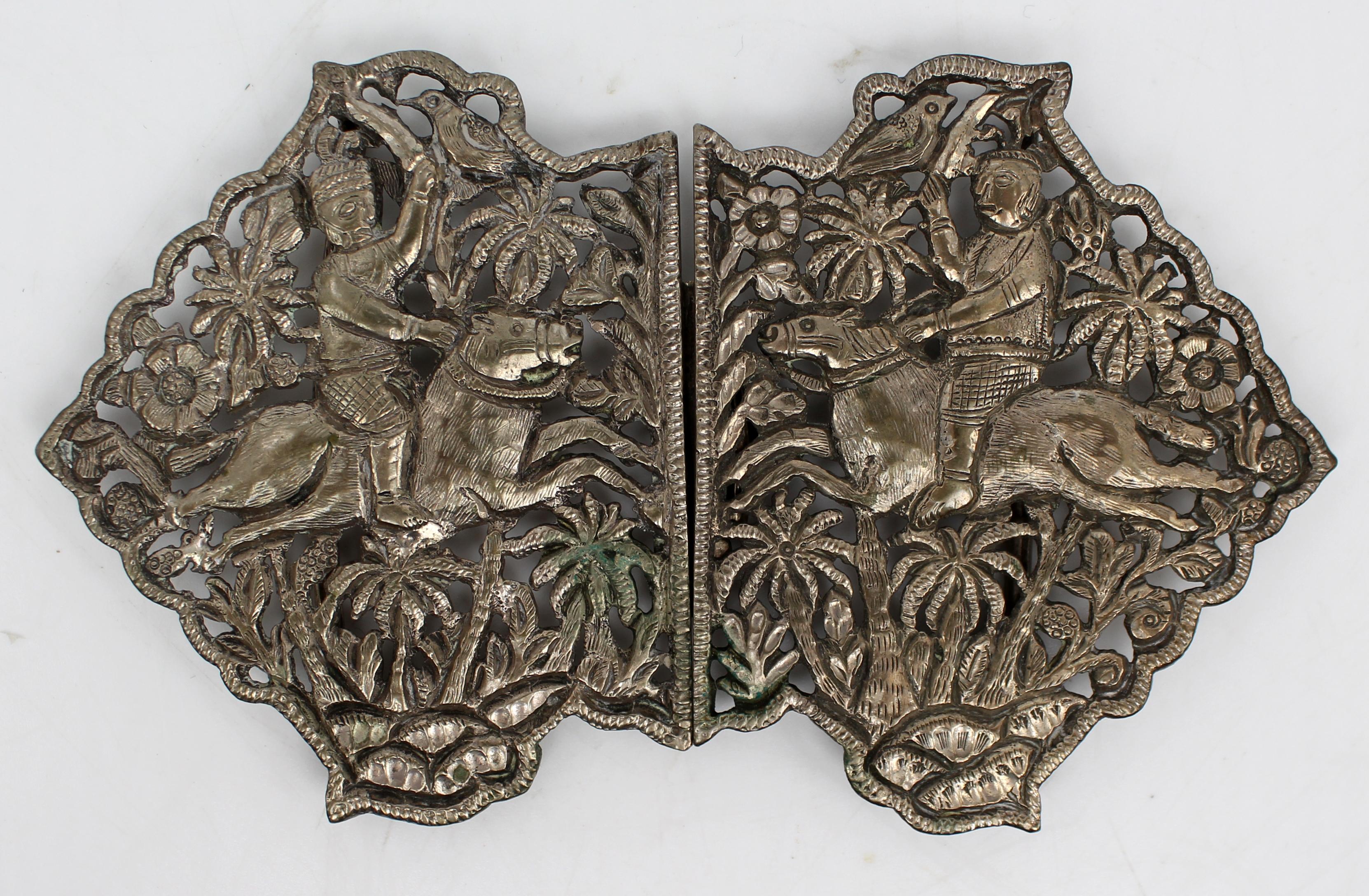Boucle de ceinture ancienne en argent A.I.C. C.1900

Boucle de ceinture décorative en argent anglo-indien de la fin du XIXe siècle ou du début du XXe siècle, coulée en deux parties imbriquées, avec un travail finement détaillé de repoussage et de