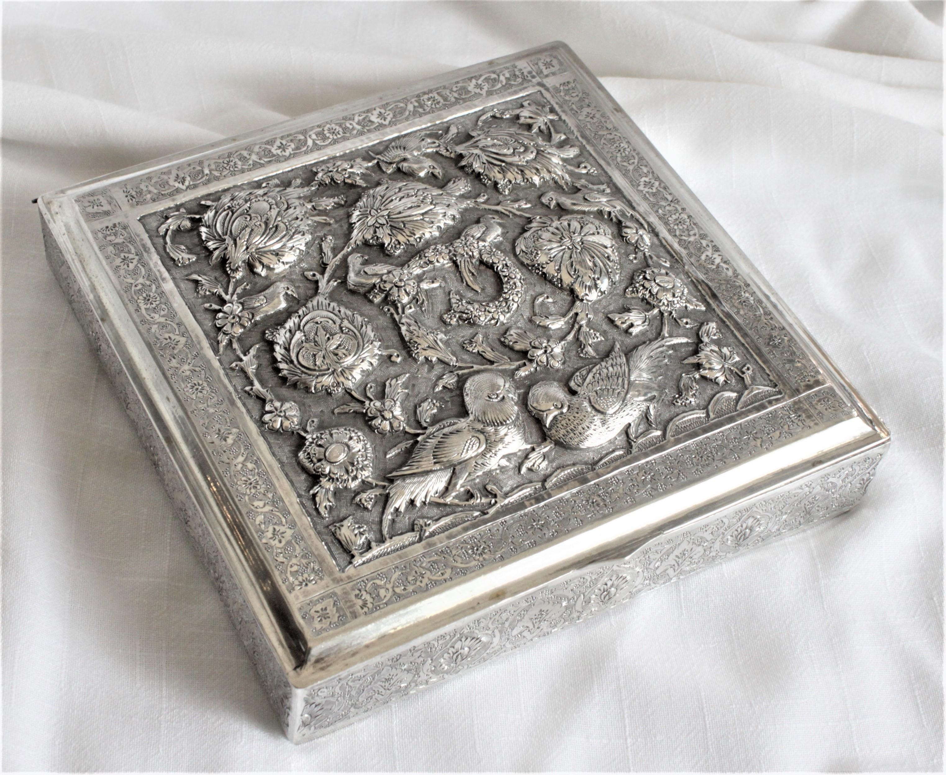 Cette boîte à bibelots ou à bijoux en argent date de la fin du XIXe siècle et aurait été fabriquée en Inde. Les tests d'argent se situent entre .850 et 900 et sont donc légèrement inférieurs à .925 sterling. Le dessus de la boîte est très finement