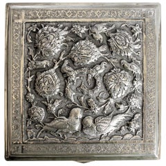 Antigua caja angloindia de plata con decoración repujada a mano