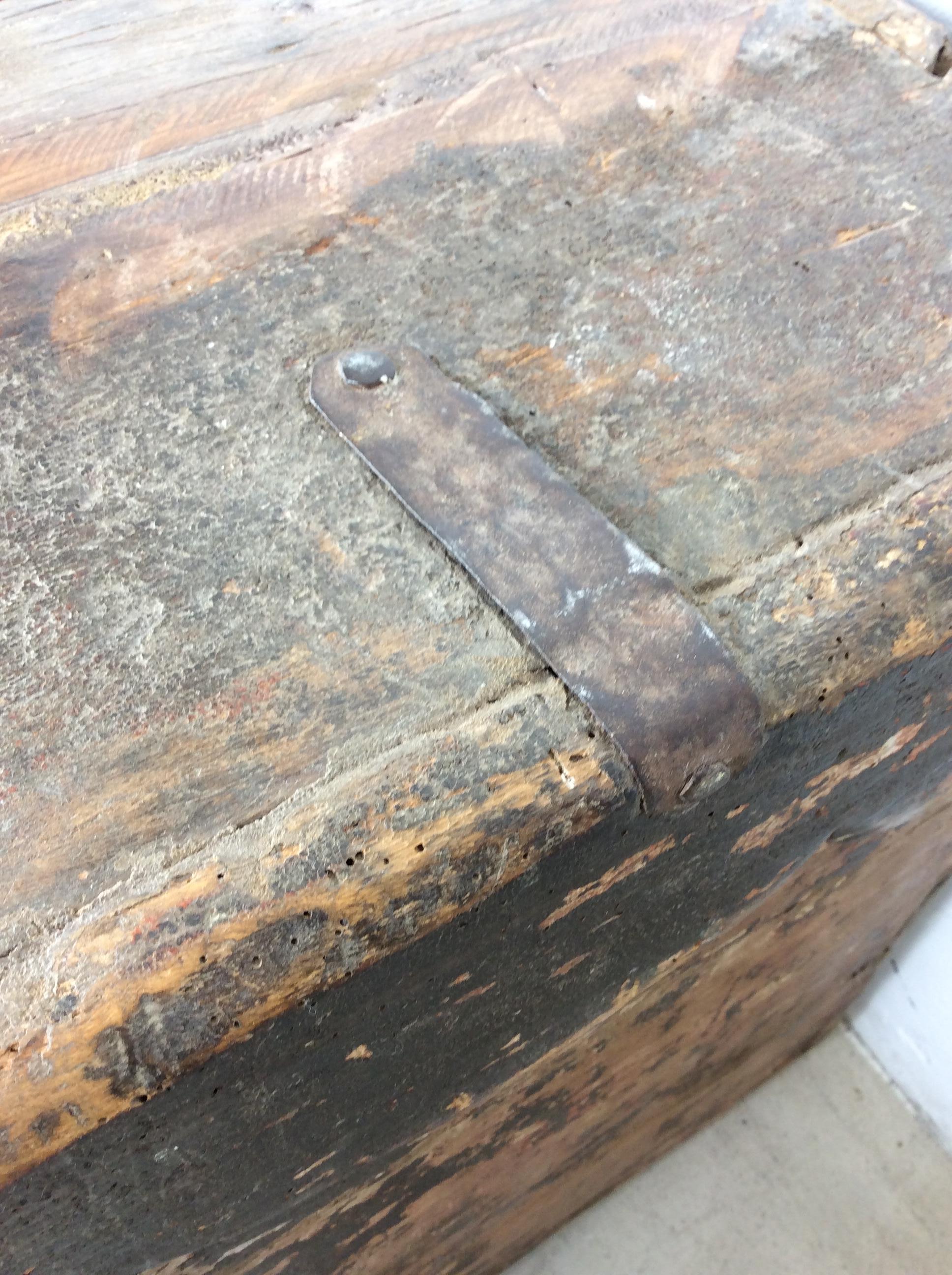 Malle ancienne en bois tendre anglo-indien avec quincaillerie unique en vente 3