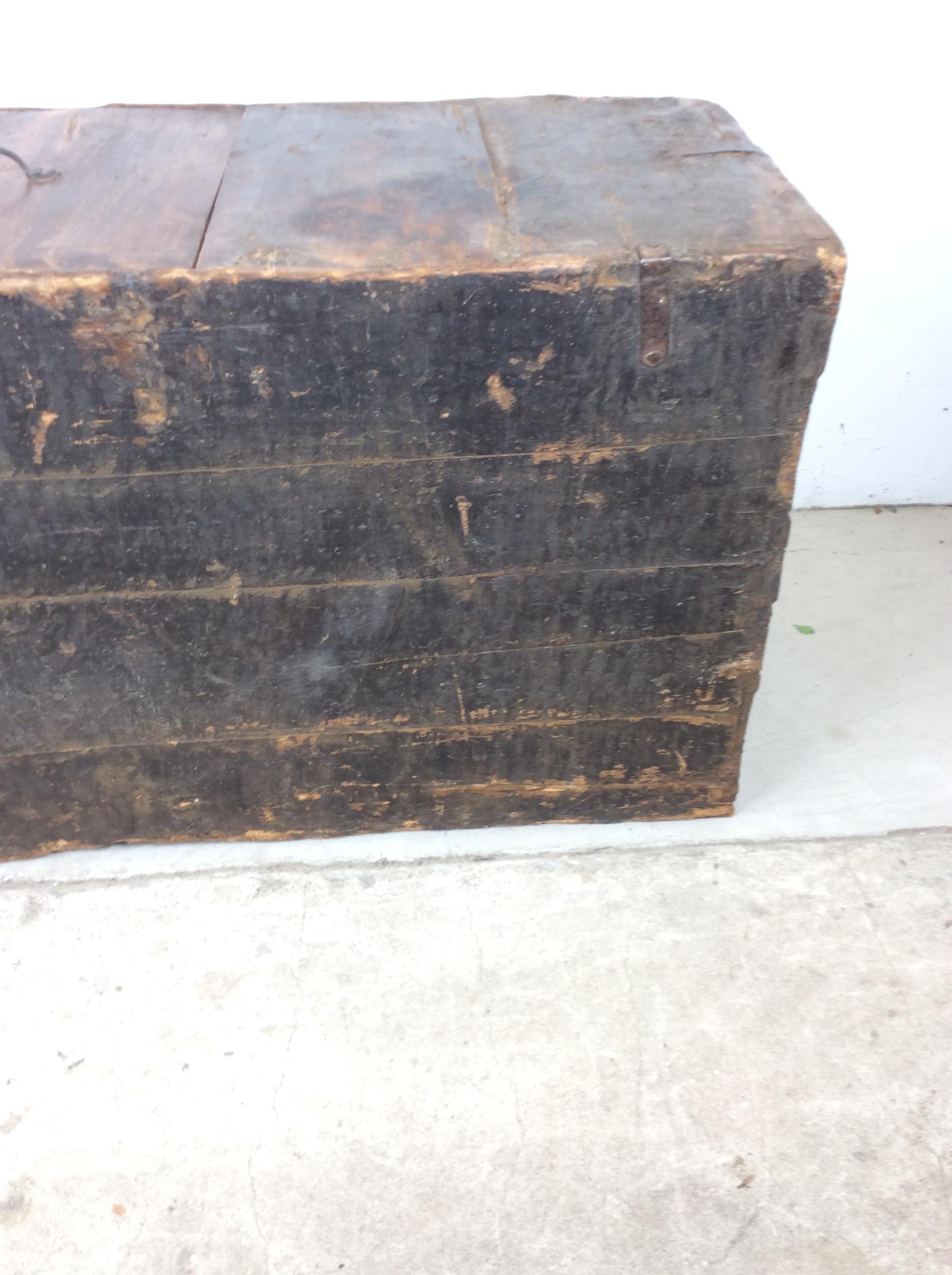 Malle ancienne en bois tendre anglo-indien avec quincaillerie unique en vente 11