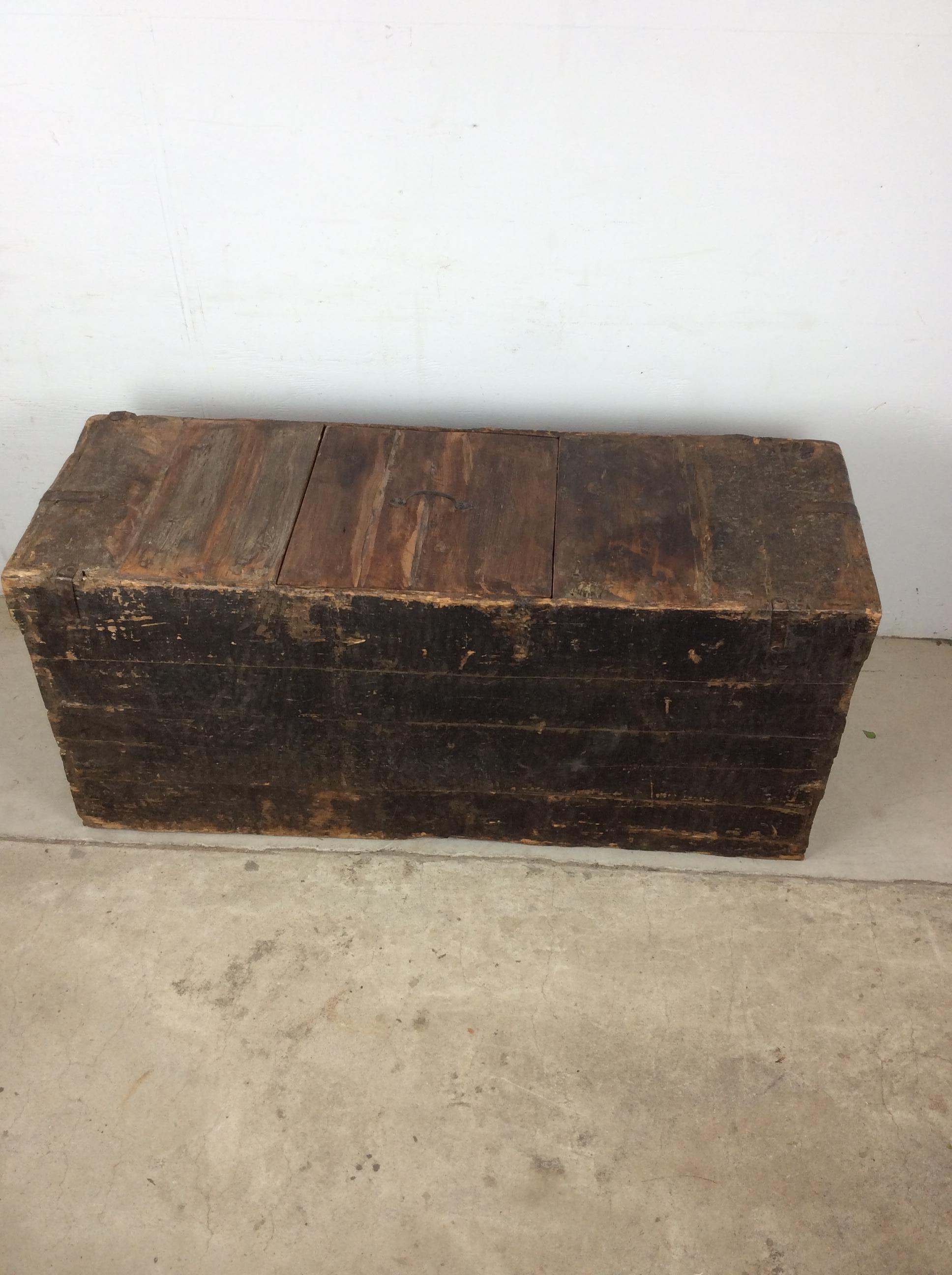 Malle ancienne en bois tendre anglo-indien avec quincaillerie unique en vente 12