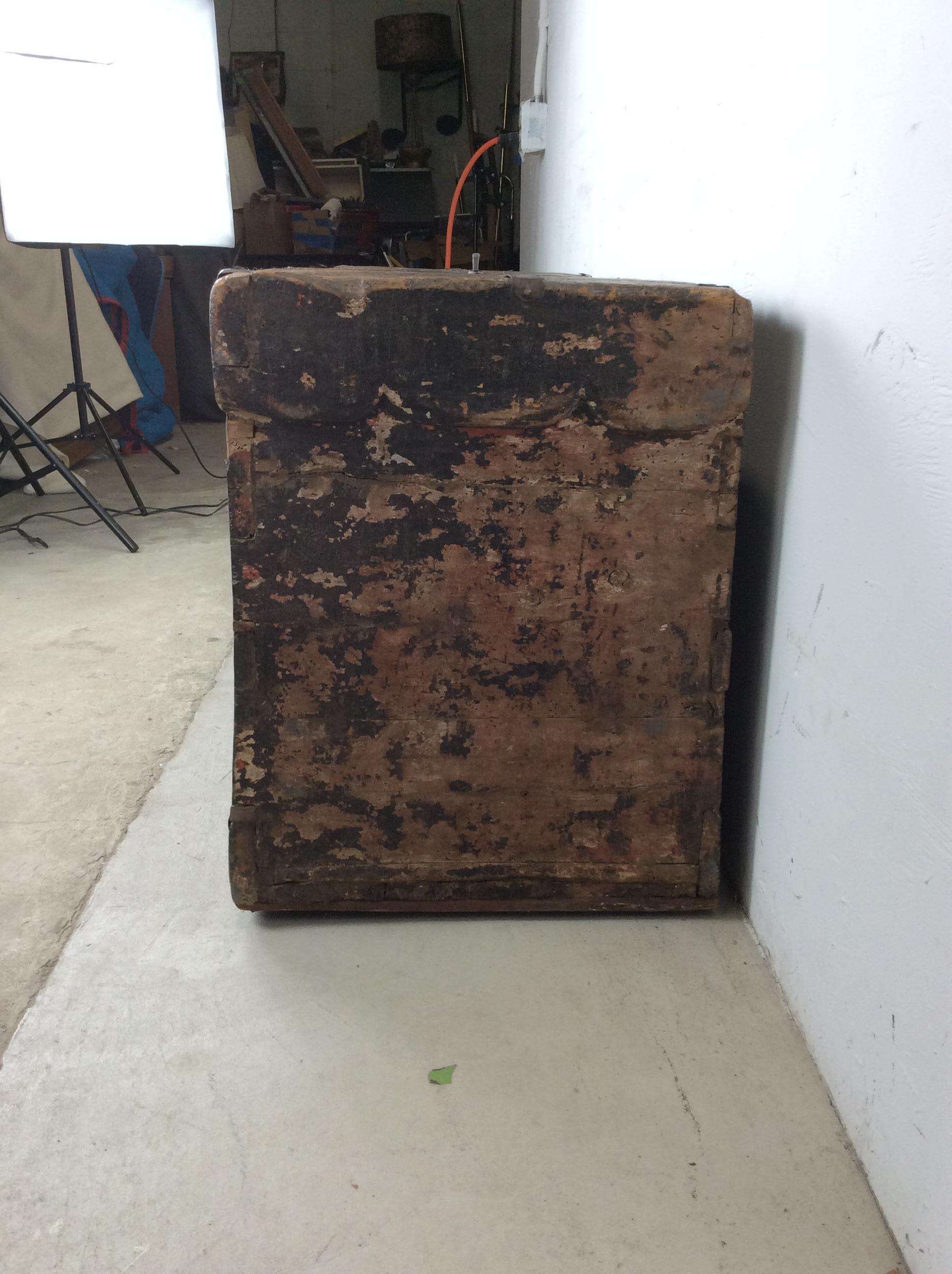 Anglo-indien Malle ancienne en bois tendre anglo-indien avec quincaillerie unique en vente