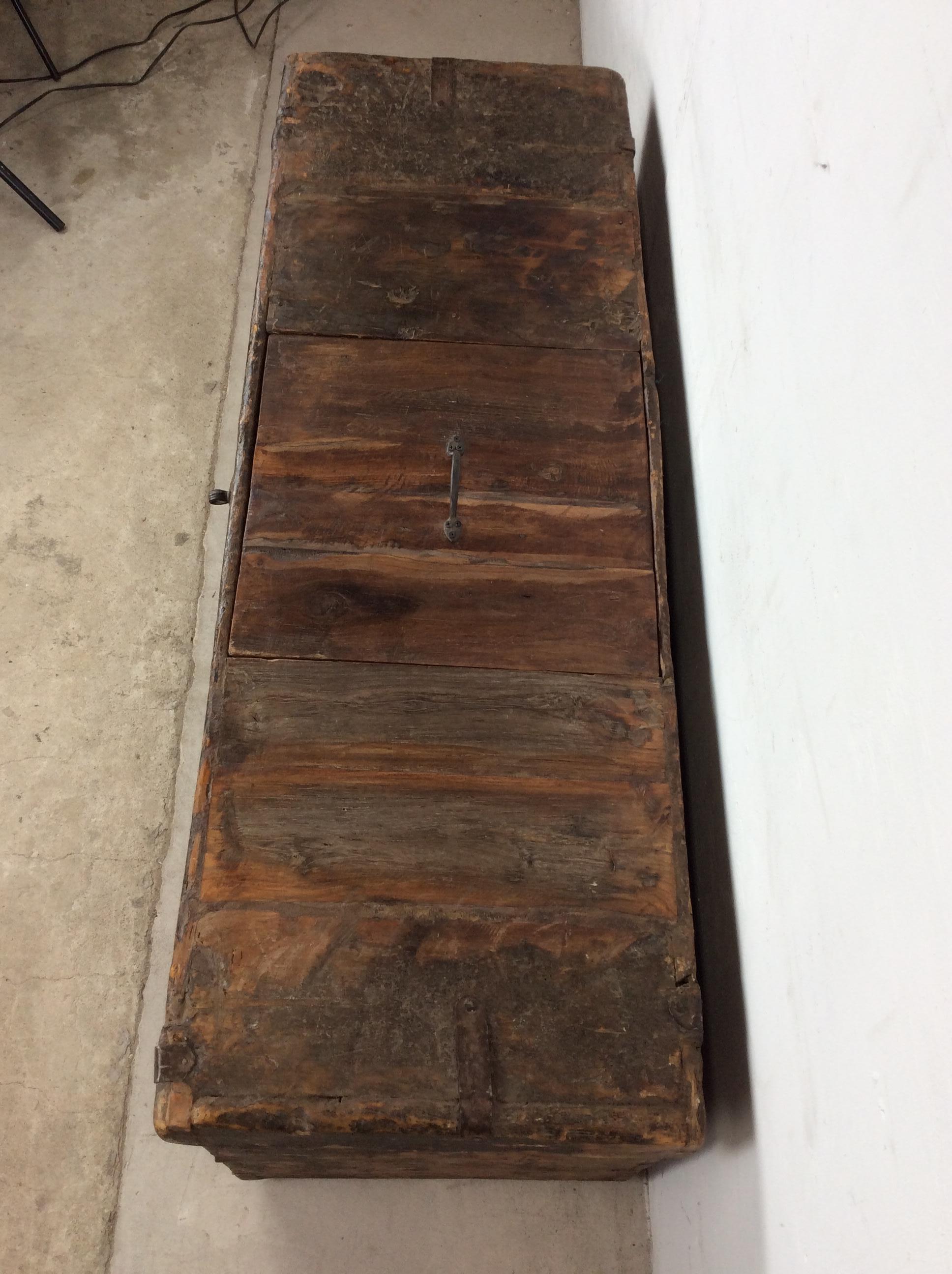 Indien Malle ancienne en bois tendre anglo-indien avec quincaillerie unique en vente