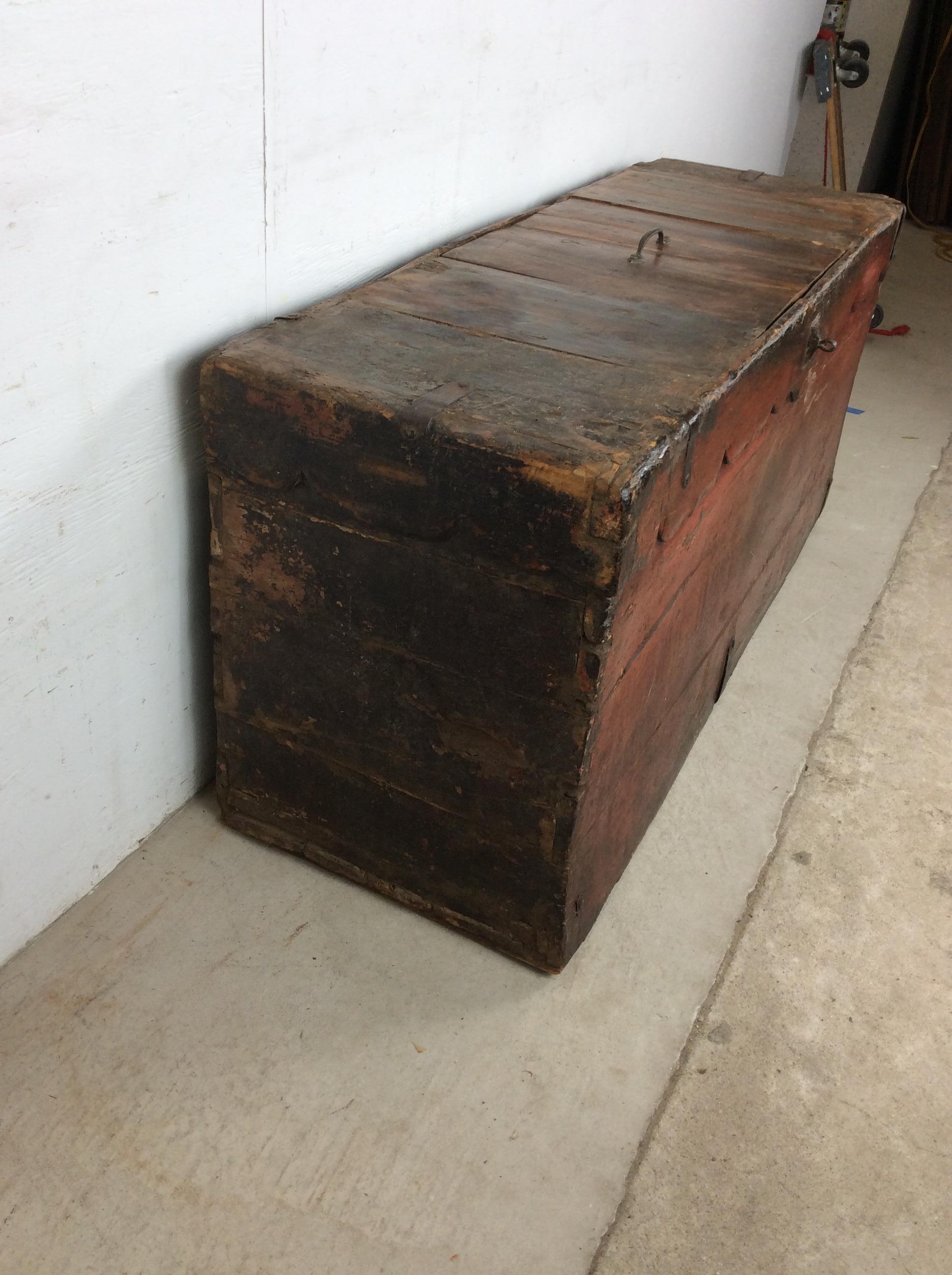 Malle ancienne en bois tendre anglo-indien avec quincaillerie unique Bon état - En vente à Freehold, NJ