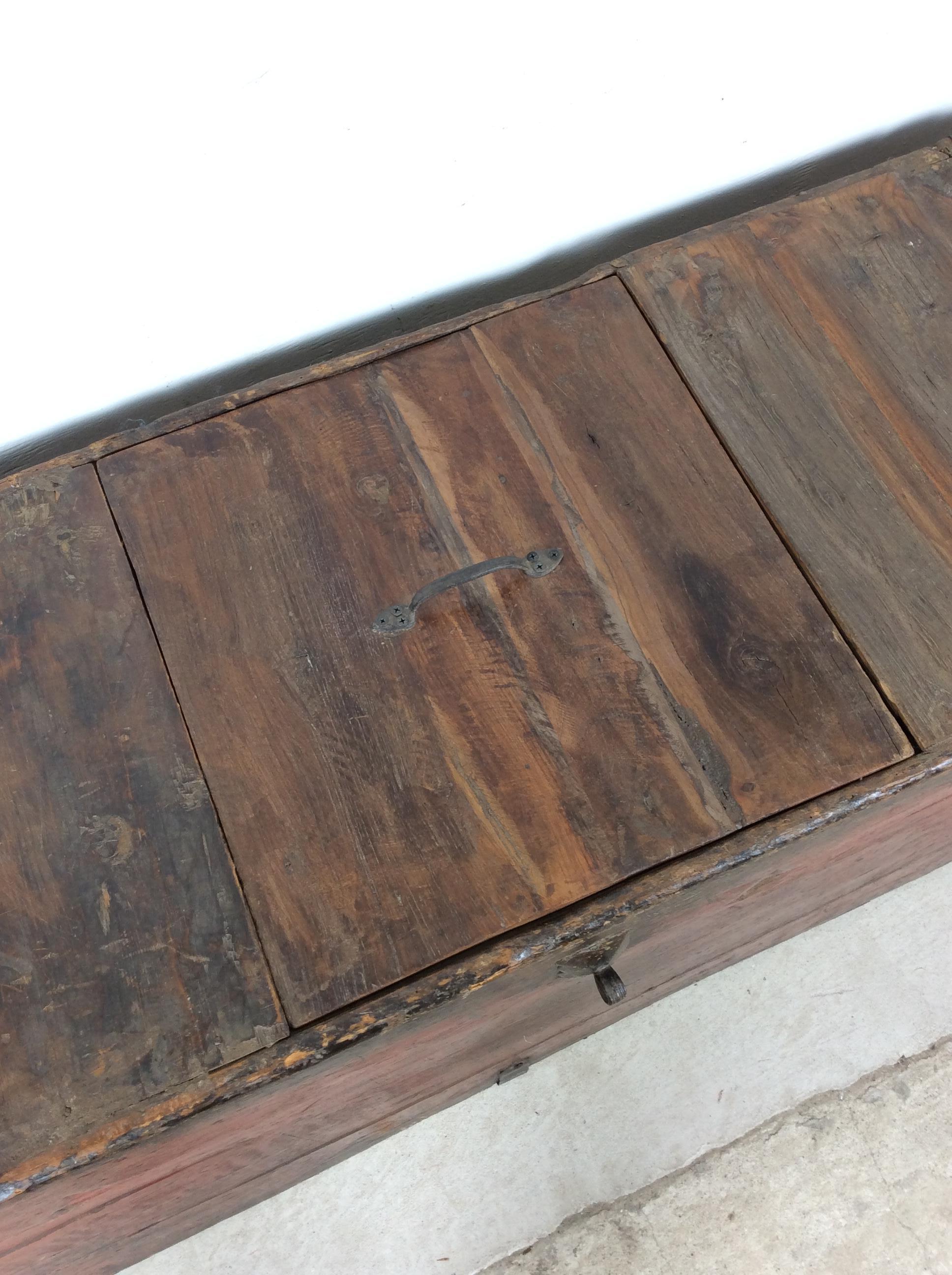 XIXe siècle Malle ancienne en bois tendre anglo-indien avec quincaillerie unique en vente