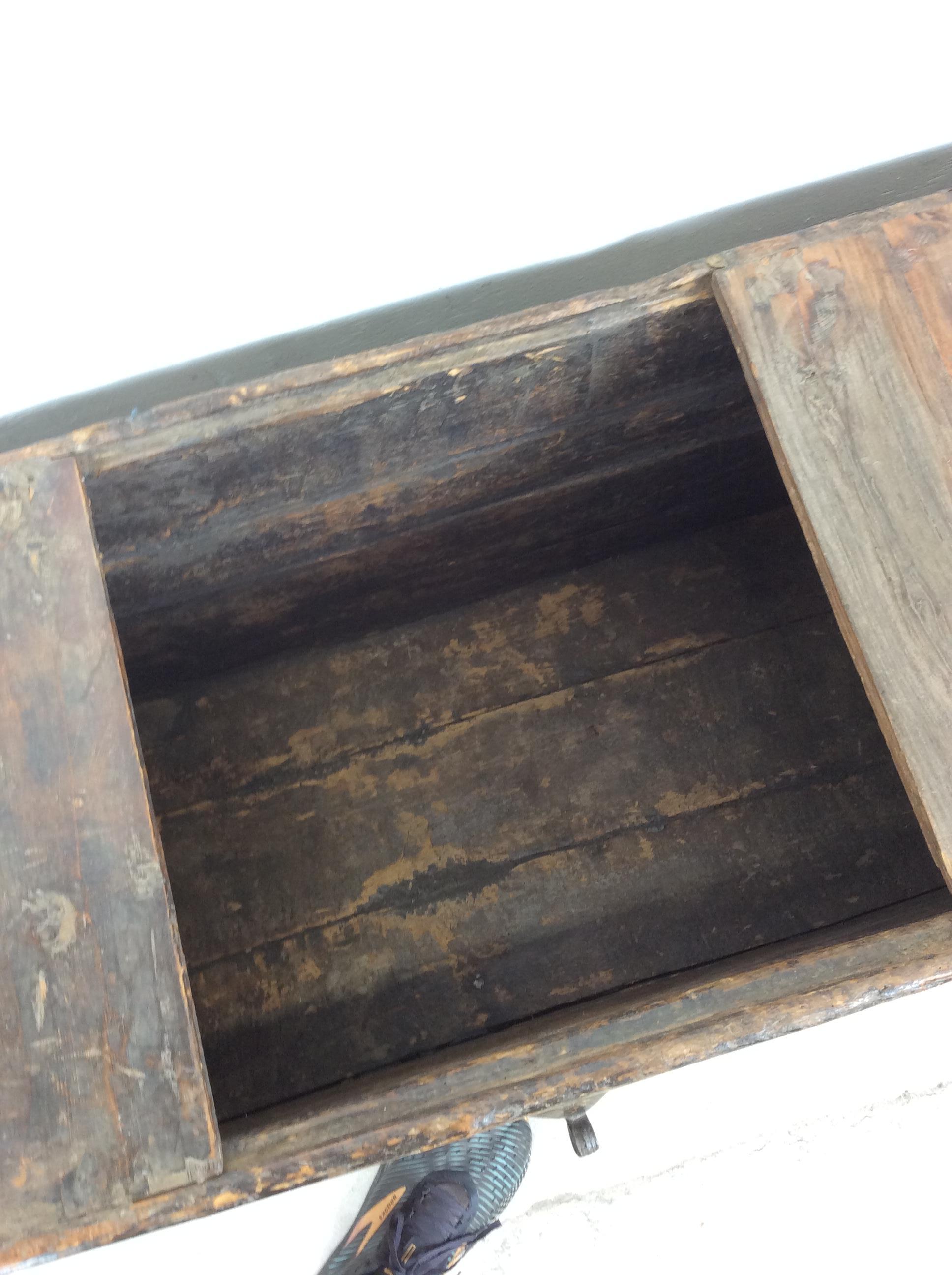 Métal Malle ancienne en bois tendre anglo-indien avec quincaillerie unique en vente