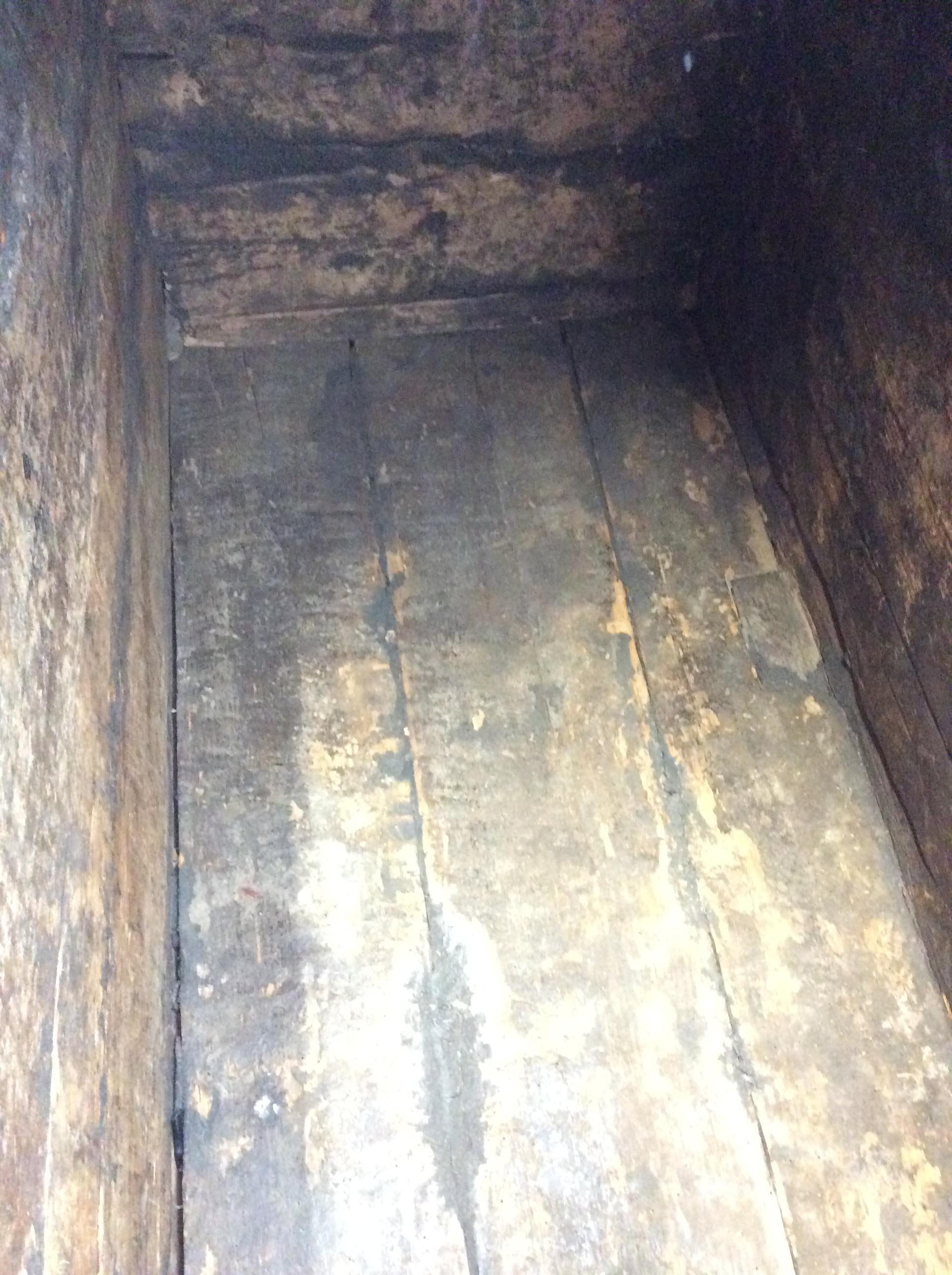 Malle ancienne en bois tendre anglo-indien avec quincaillerie unique en vente 1