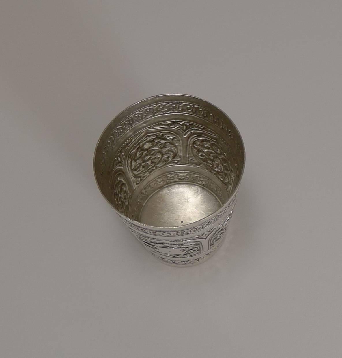 Vaso angloindio de plata de ley de finales del siglo XIX, bellamente decorado con volutas y motivos florales.

Sin marcar (pero con la prueba de la esterlina), sospecho que este ejemplar se fabricó en la región de Kutch.

Muy decorativo y en