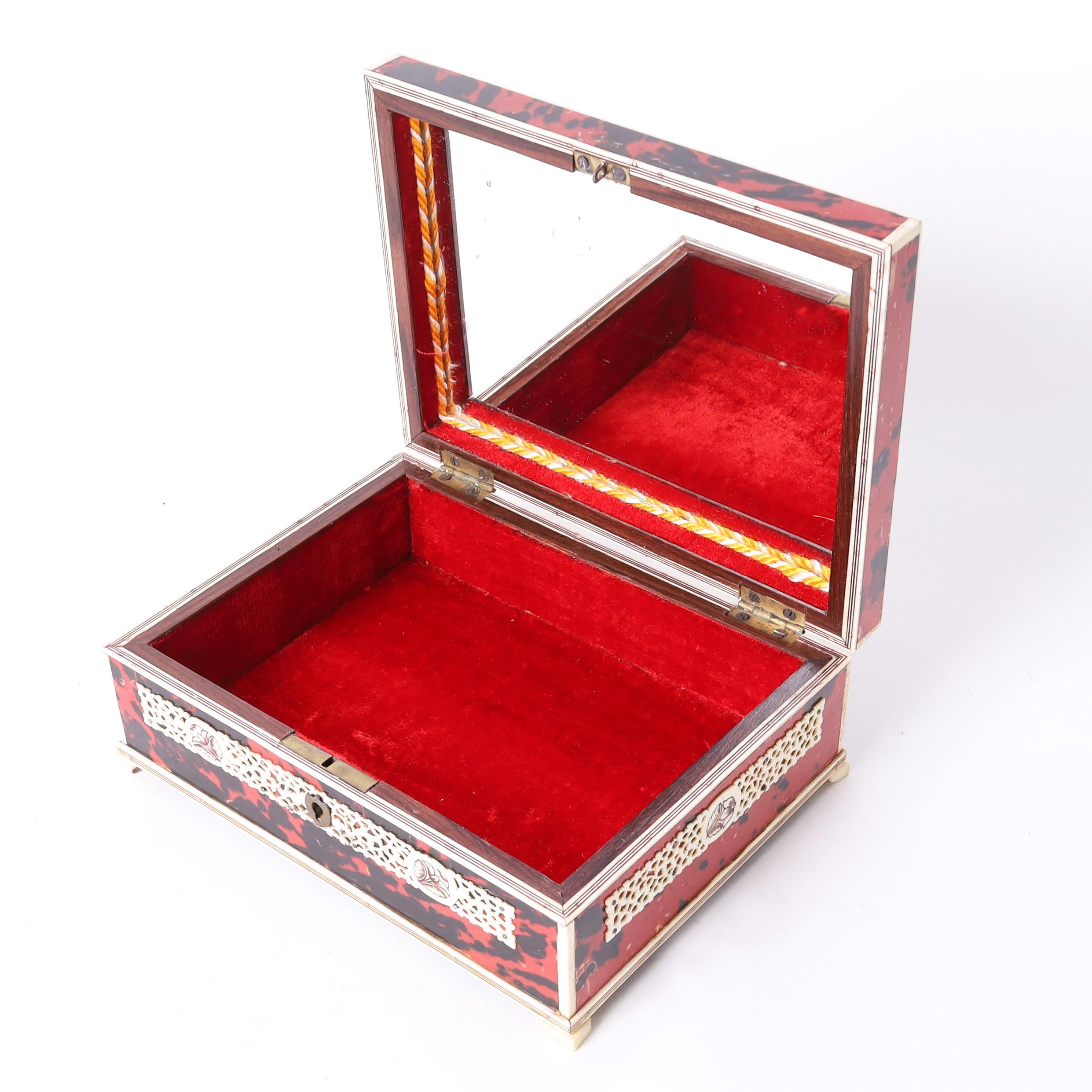 Antigua caja angloindia de tortuga y hueso siglo XX en venta