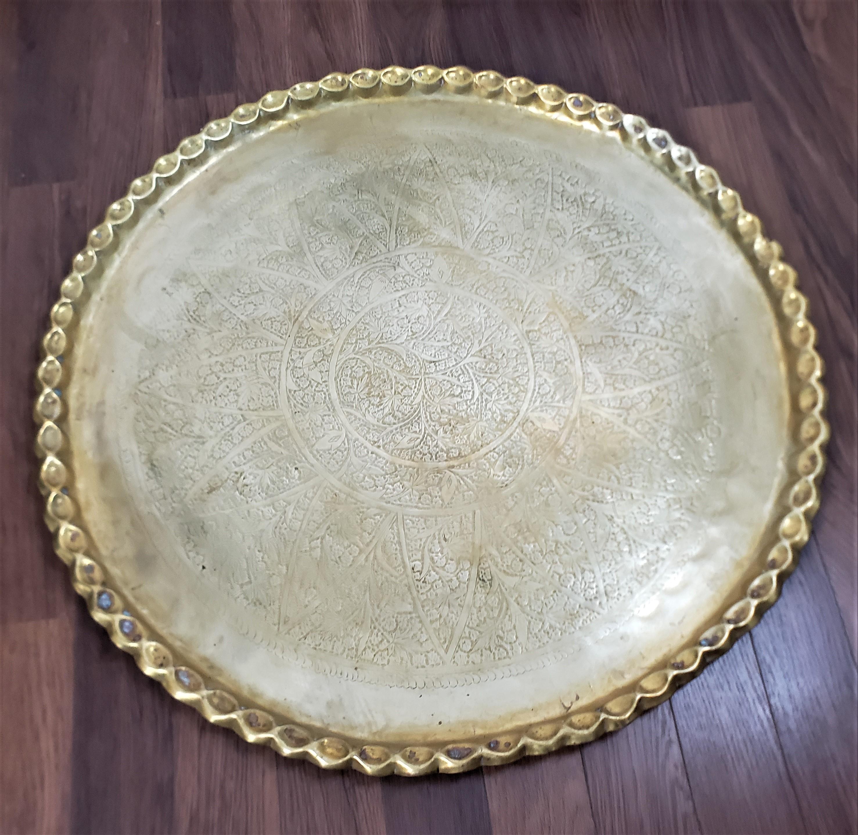 Ancienne table à plateau anglo-indienne avec pieds araignées pliables et plateau gravé en vente 4