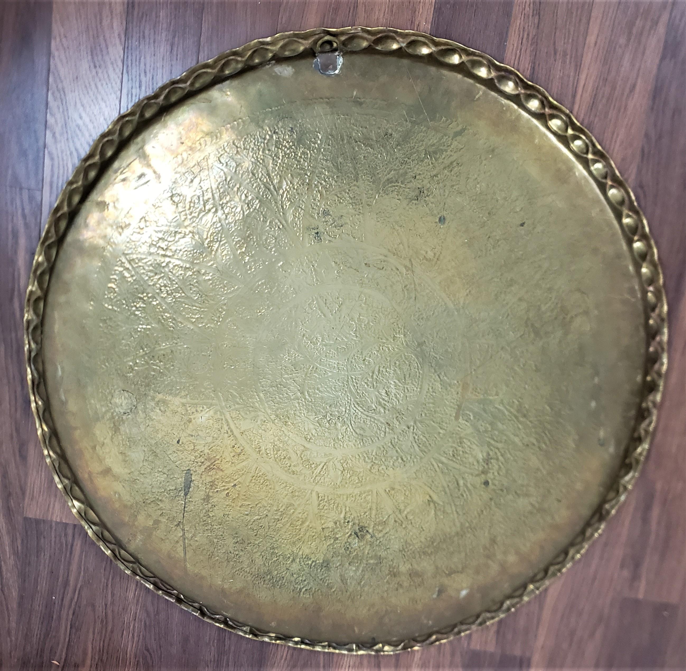 Ancienne table à plateau anglo-indienne avec pieds araignées pliables et plateau gravé en vente 5