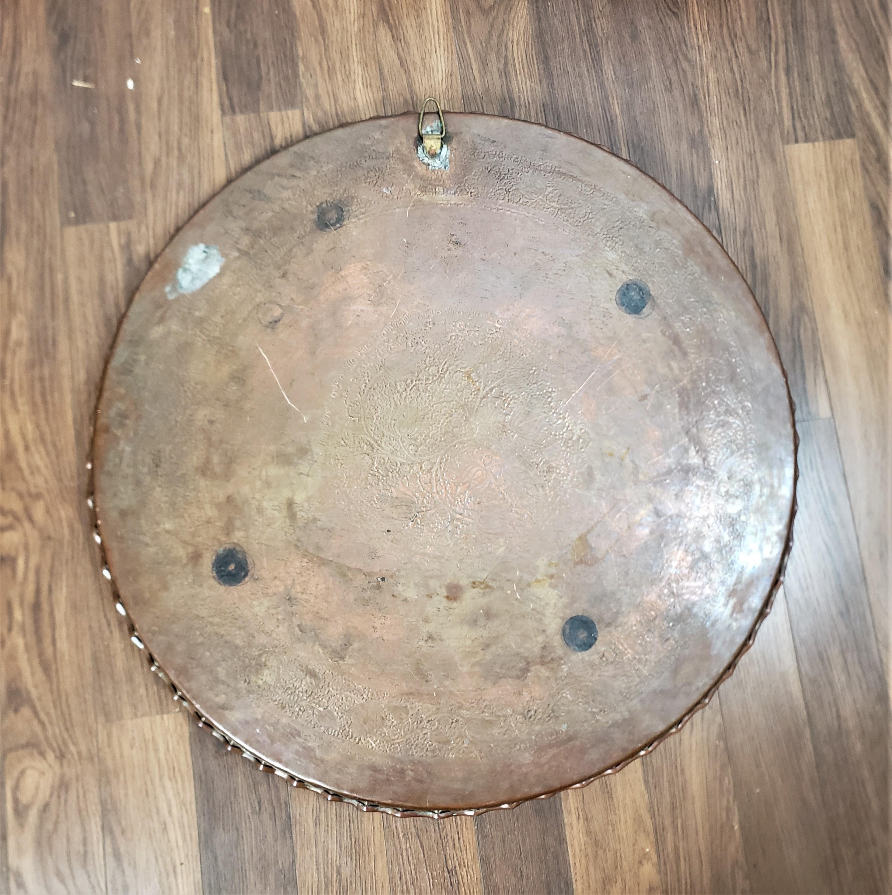 Antiker anglo-indischer Tabletttisch mit faltbaren Spinnenbeinen und gravierter Platte im Angebot 5