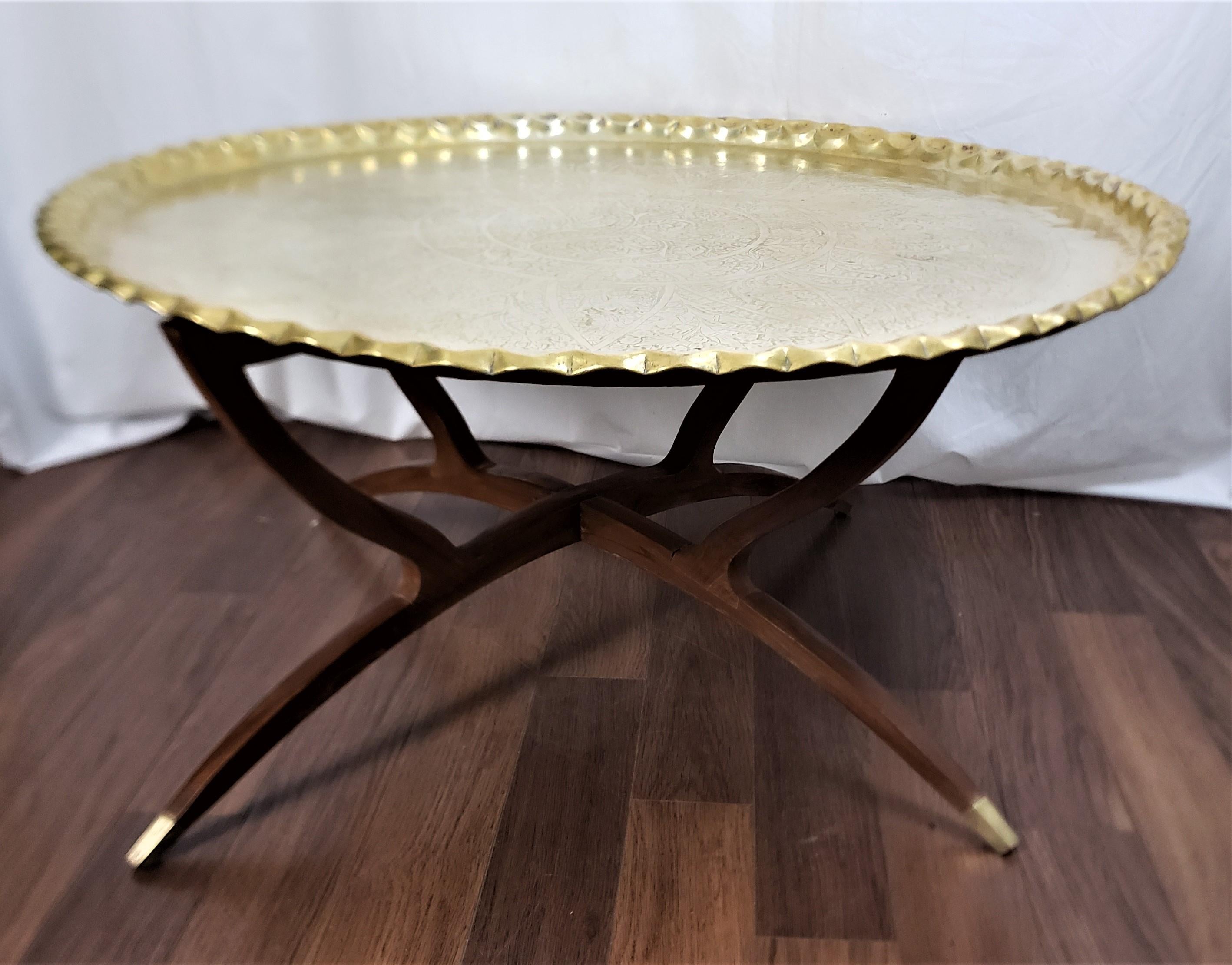 Indien Ancienne table à plateau anglo-indienne avec pieds araignées pliables et plateau gravé en vente