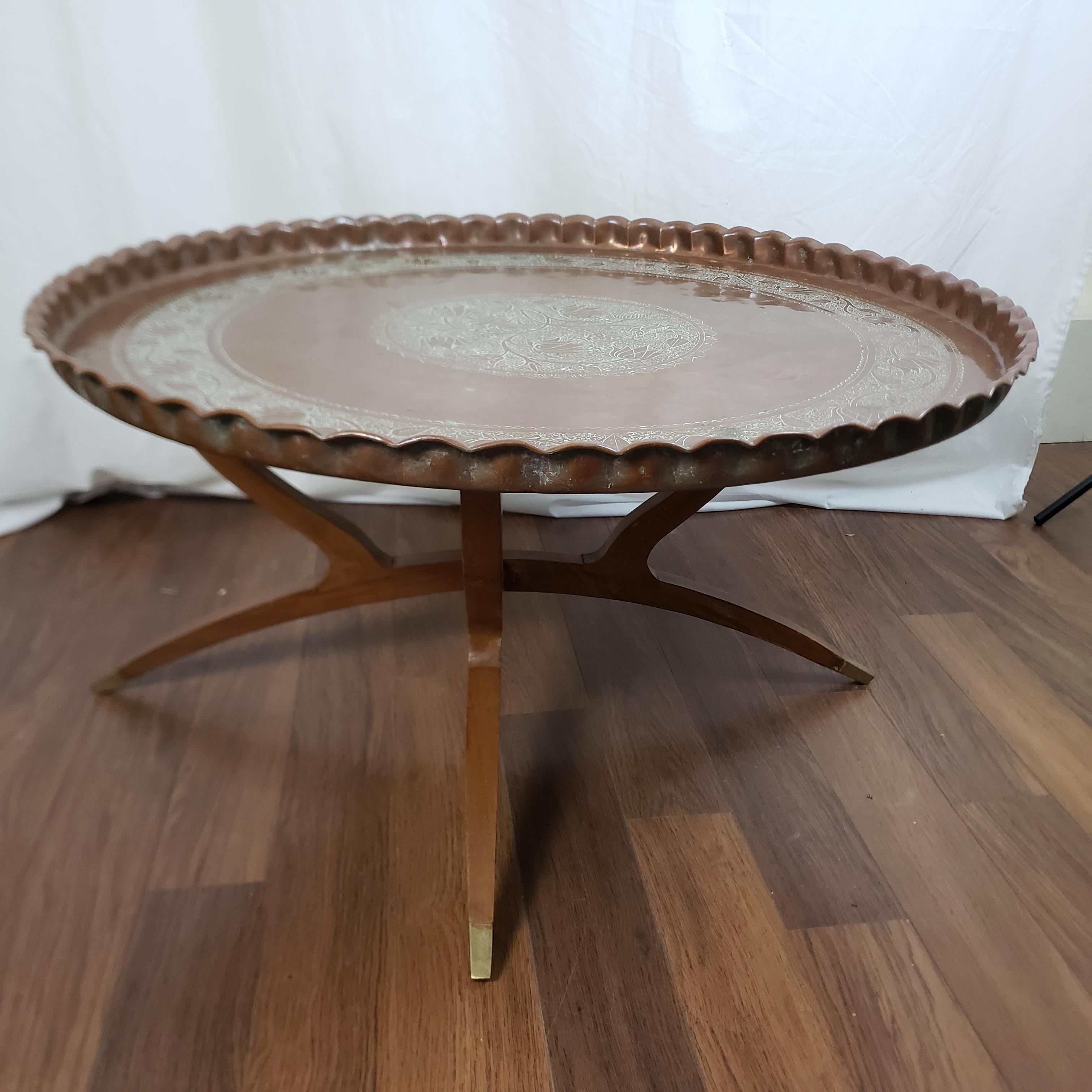20ième siècle Ancienne table à plateau anglo-indienne avec pieds araignées pliables et plateau gravé en vente